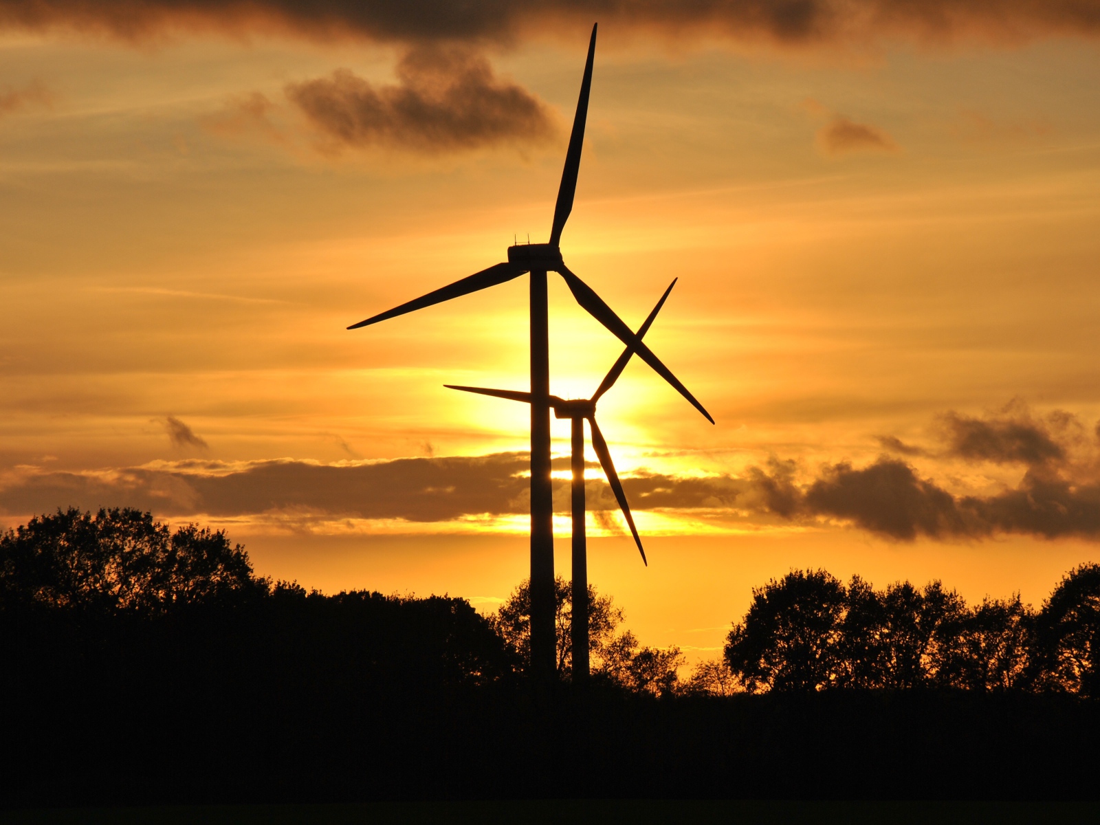 Ветротурбины на фоне неба на закате солнца