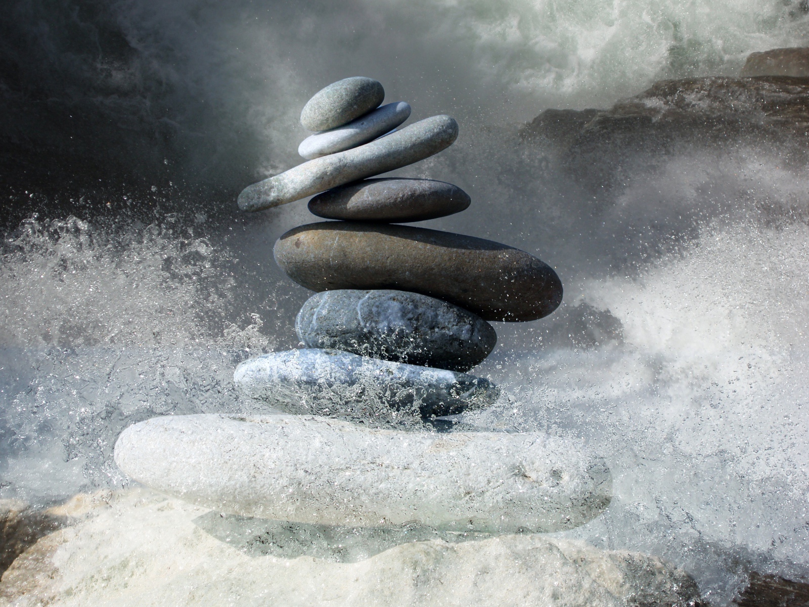 Дзен-камни с брызгами воды вокруг них