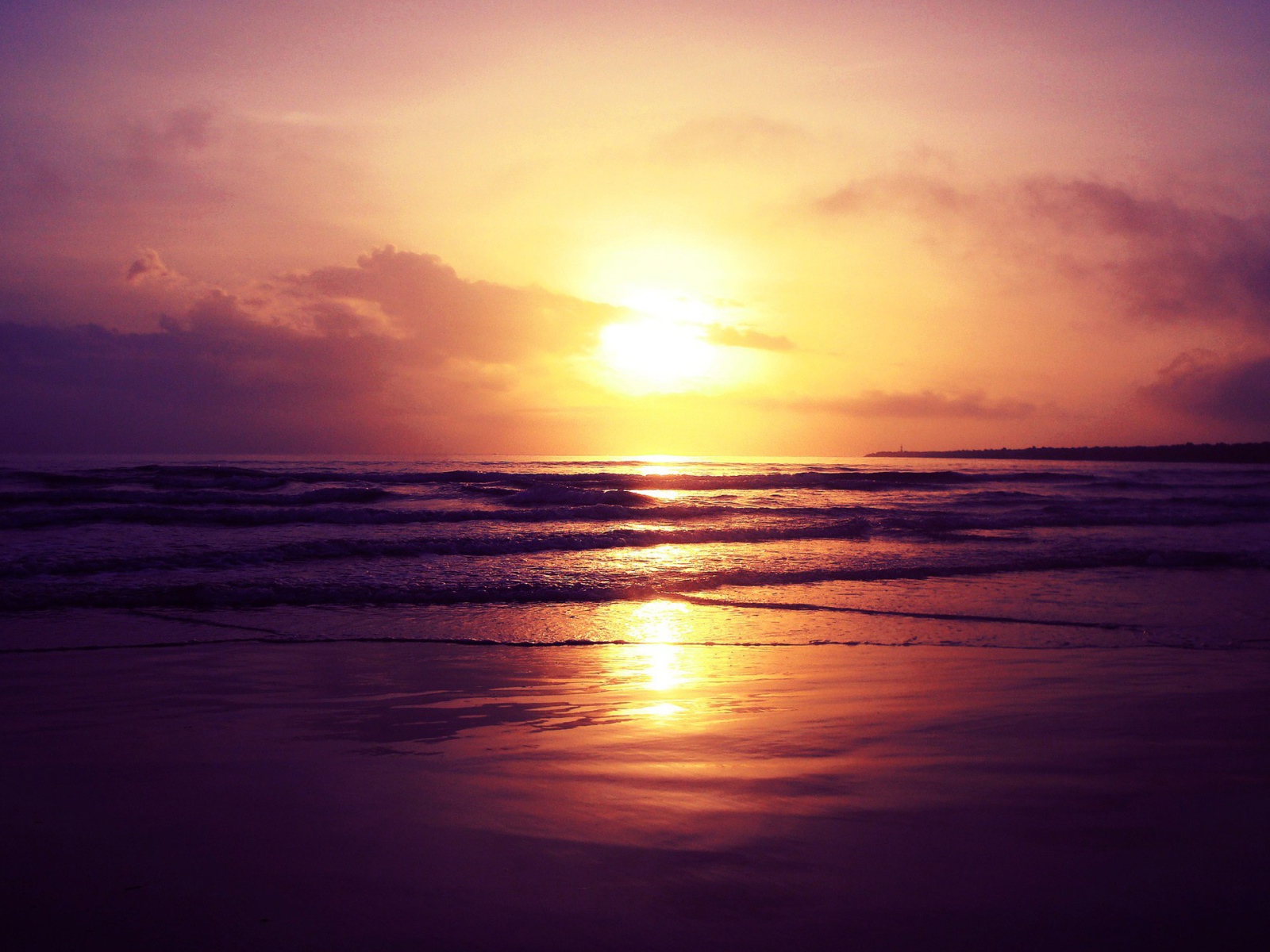 Закат яркого солнца над океаном 