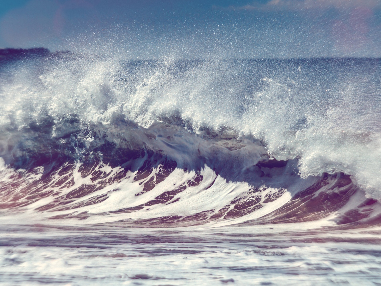 Бушующие волны океана 