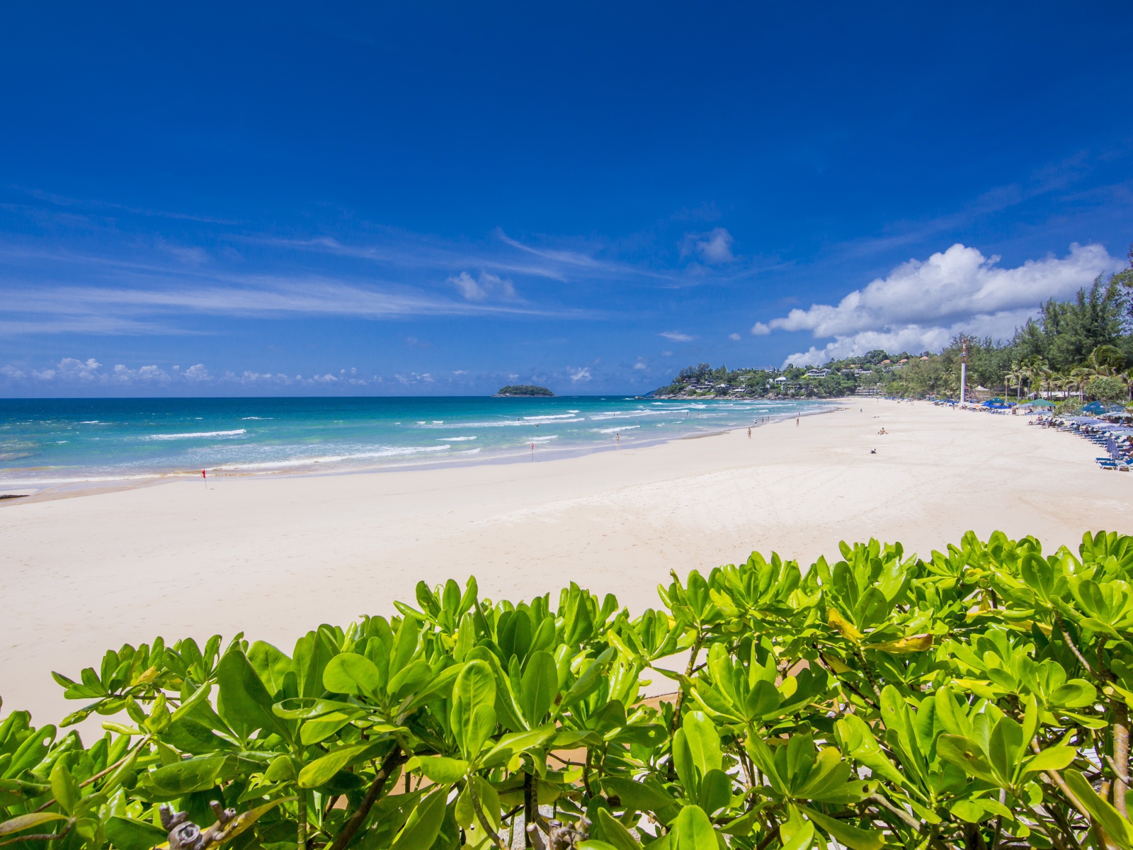 Вид на красивый пляж Ката Нои под голубым небом, Таиланд