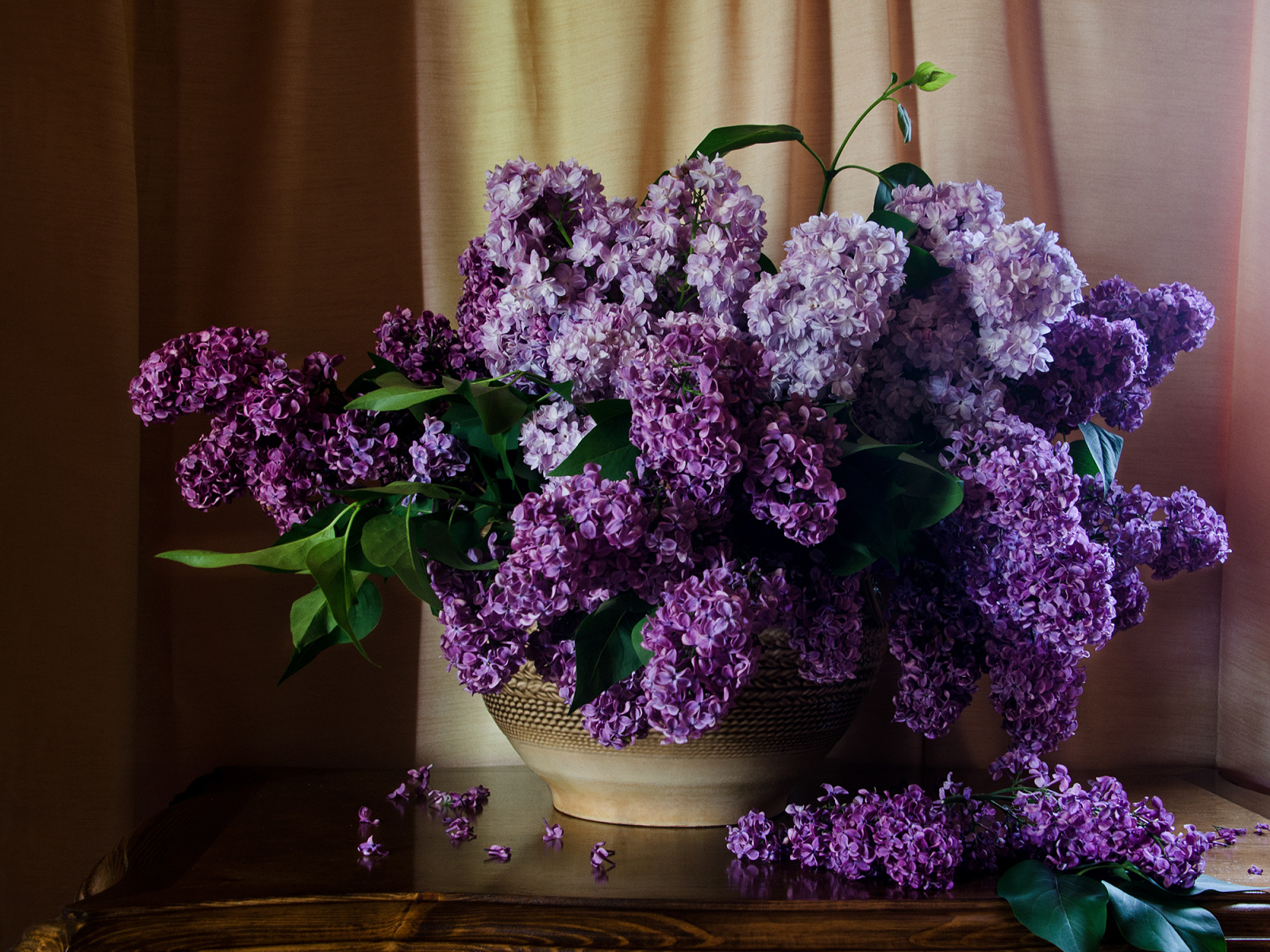 Букет сирени в вазе на столе