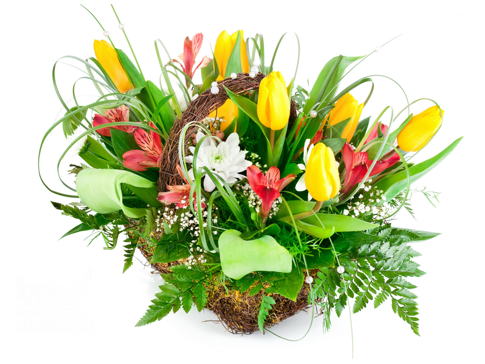 Букет желтых тюльпанов и красивых цветов альстрёмерия на белом фоне