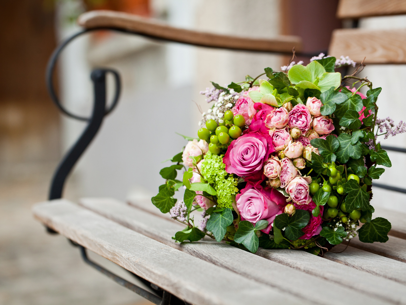 Красивый большой букет цветов на деревянной лавке