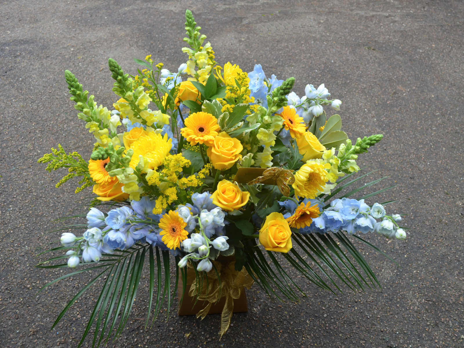 Красивый букет из цветов герберы,  розы, львиный зев