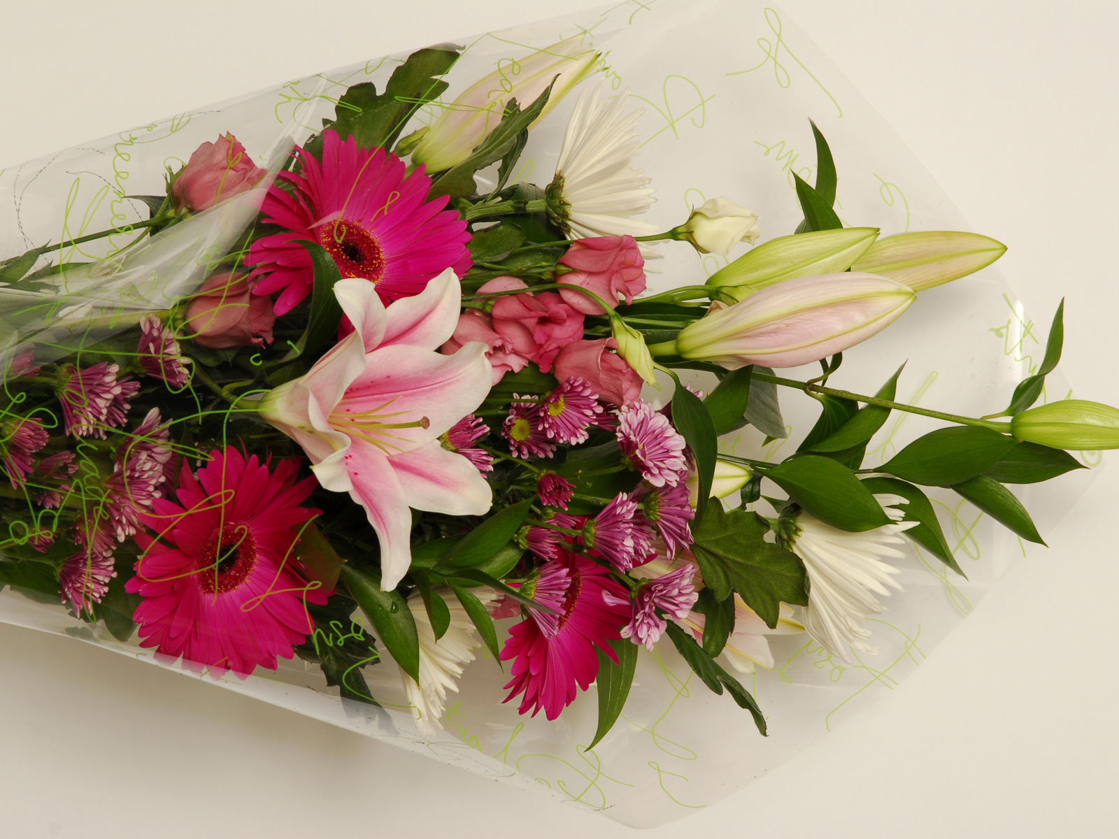 Красивый букет с лилиями, герберами и хризантемами