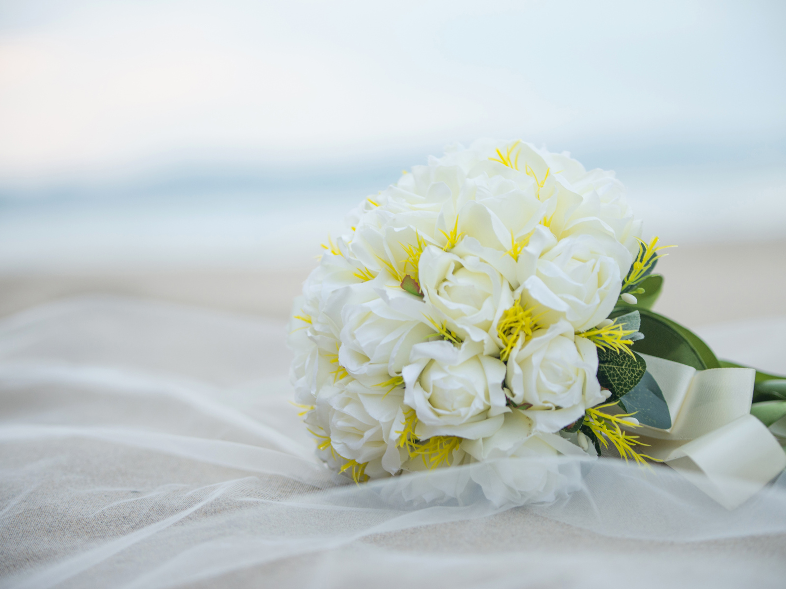 Красивый свадебный букет белых роз