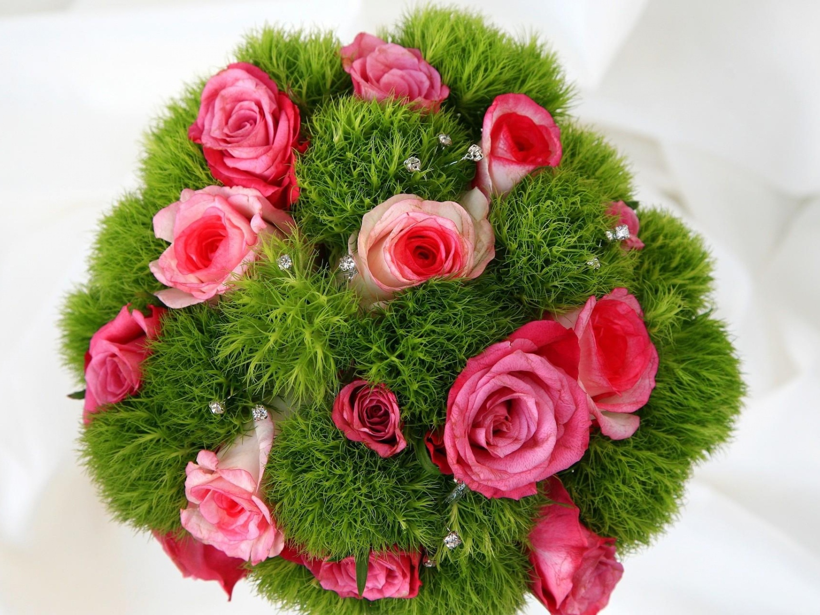 Букет красивых розовых роз с зеленью