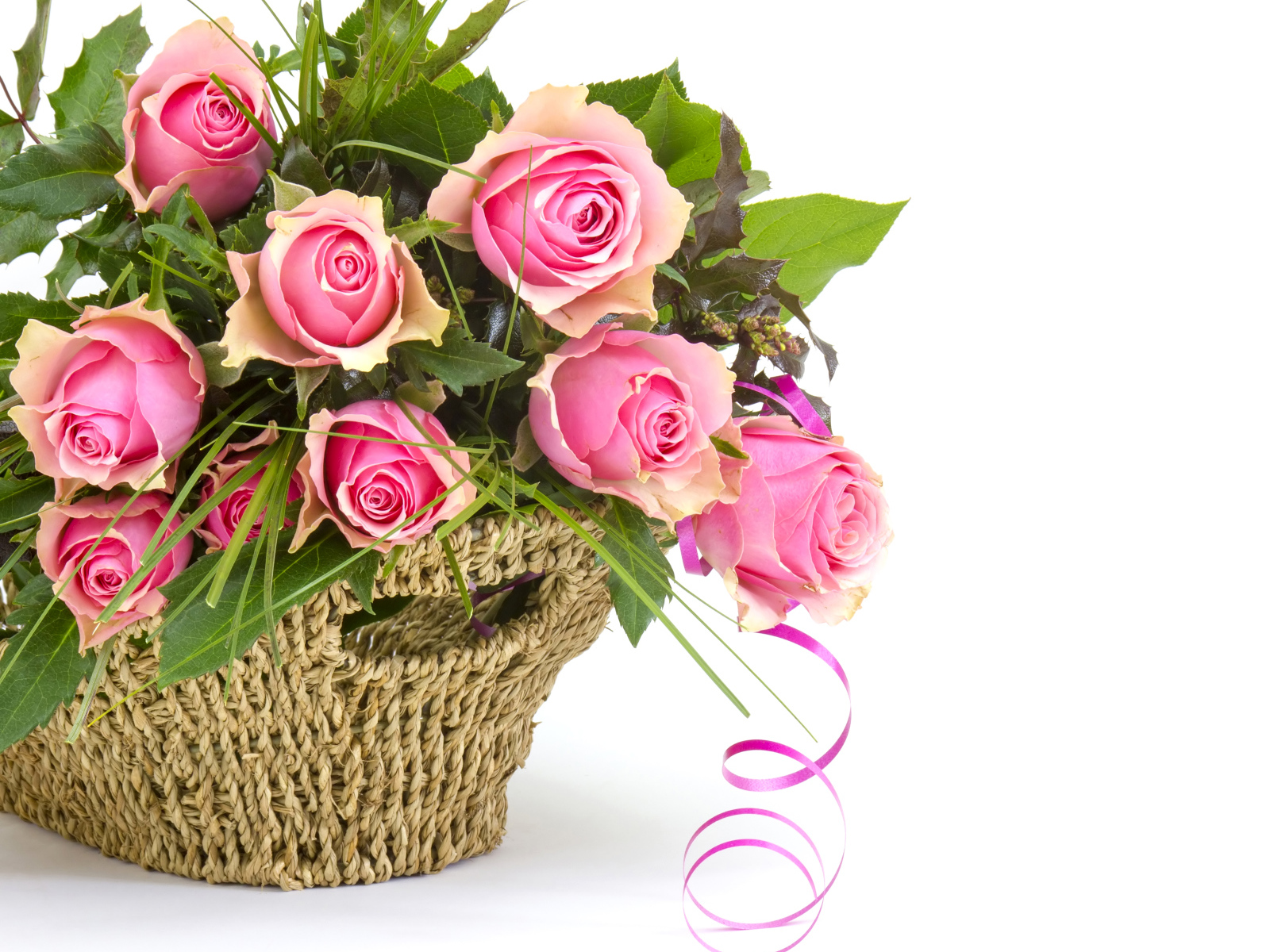 Букет розовых роз корзине с лентой на белом фоне