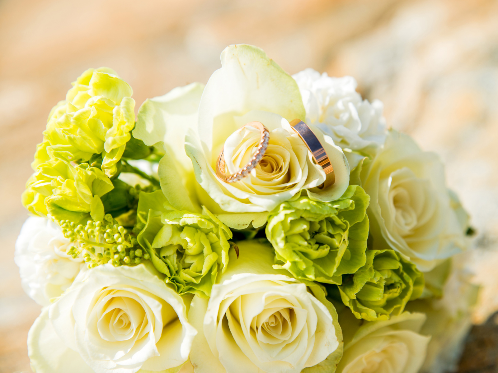 Букет из белых роз с гвоздиками и обручальными кольцами