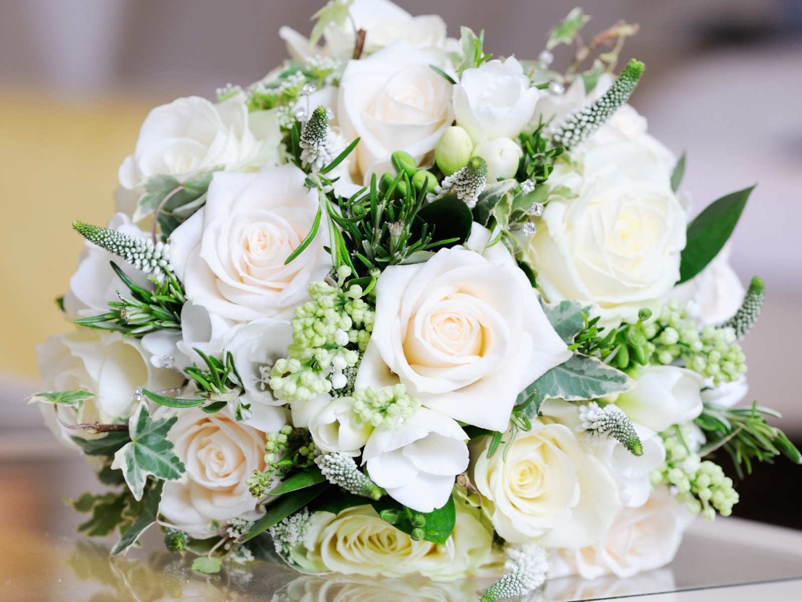 Нежный свадебный букет из белых роз 