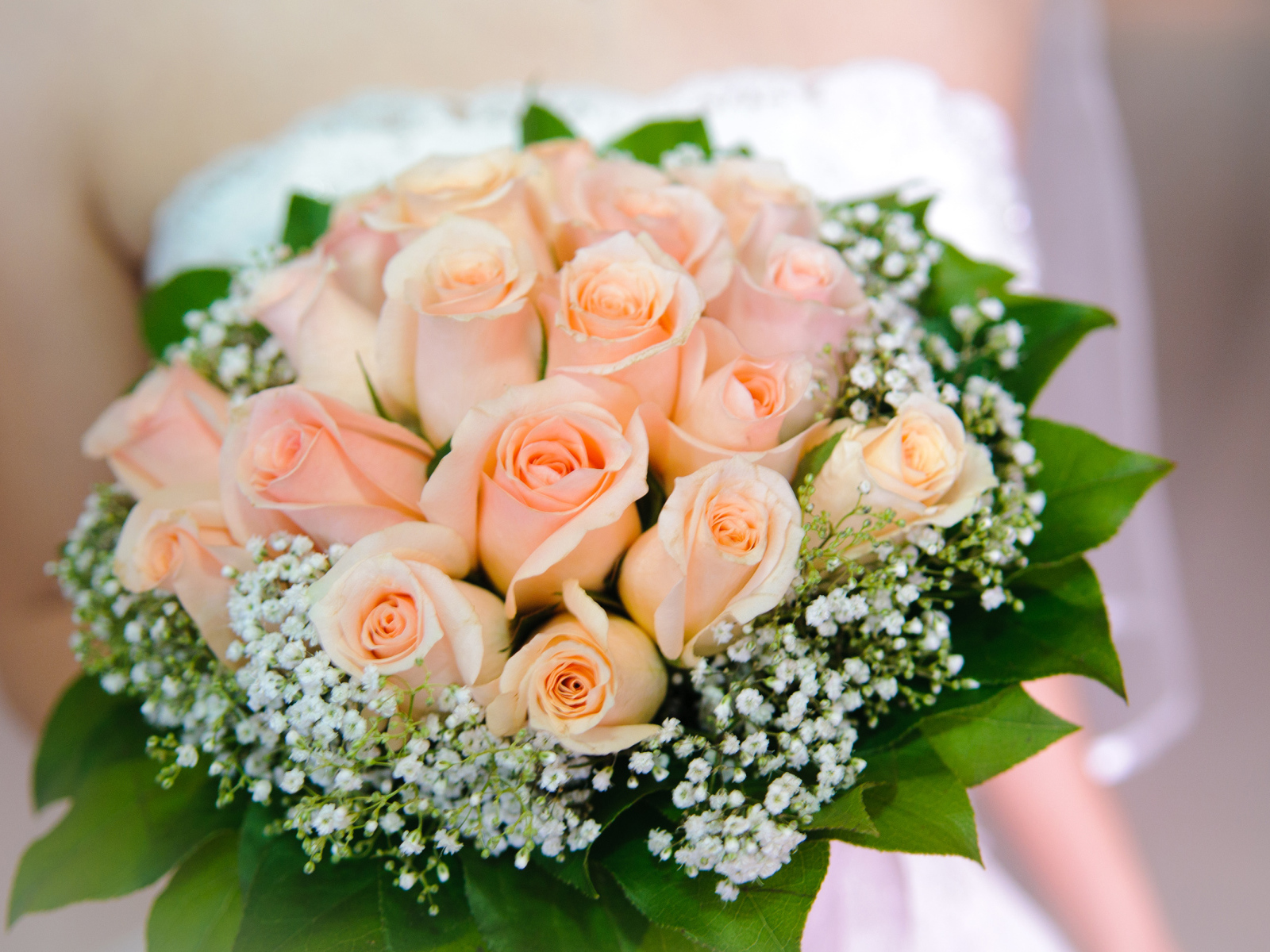 Нежный букет невесты с розами кремового цвета