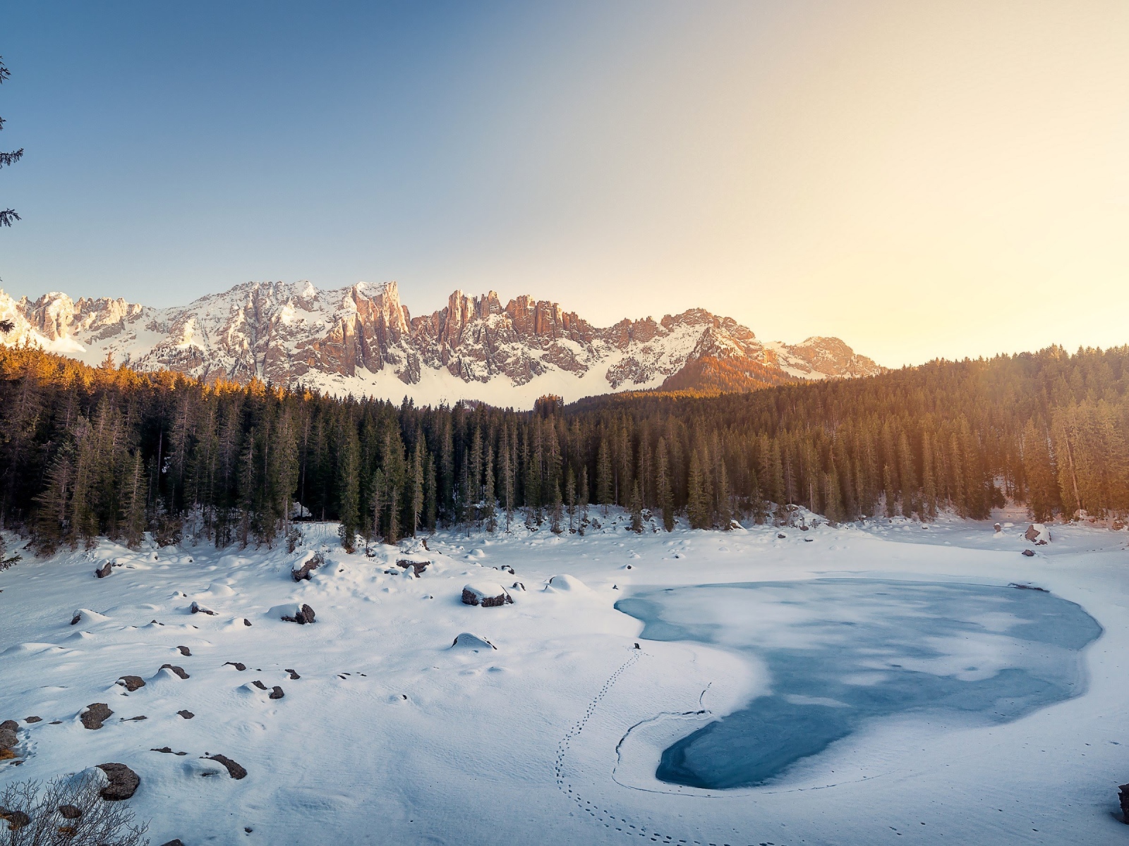 Горный массив Доломитовые Альпы и замерзшее озеро 