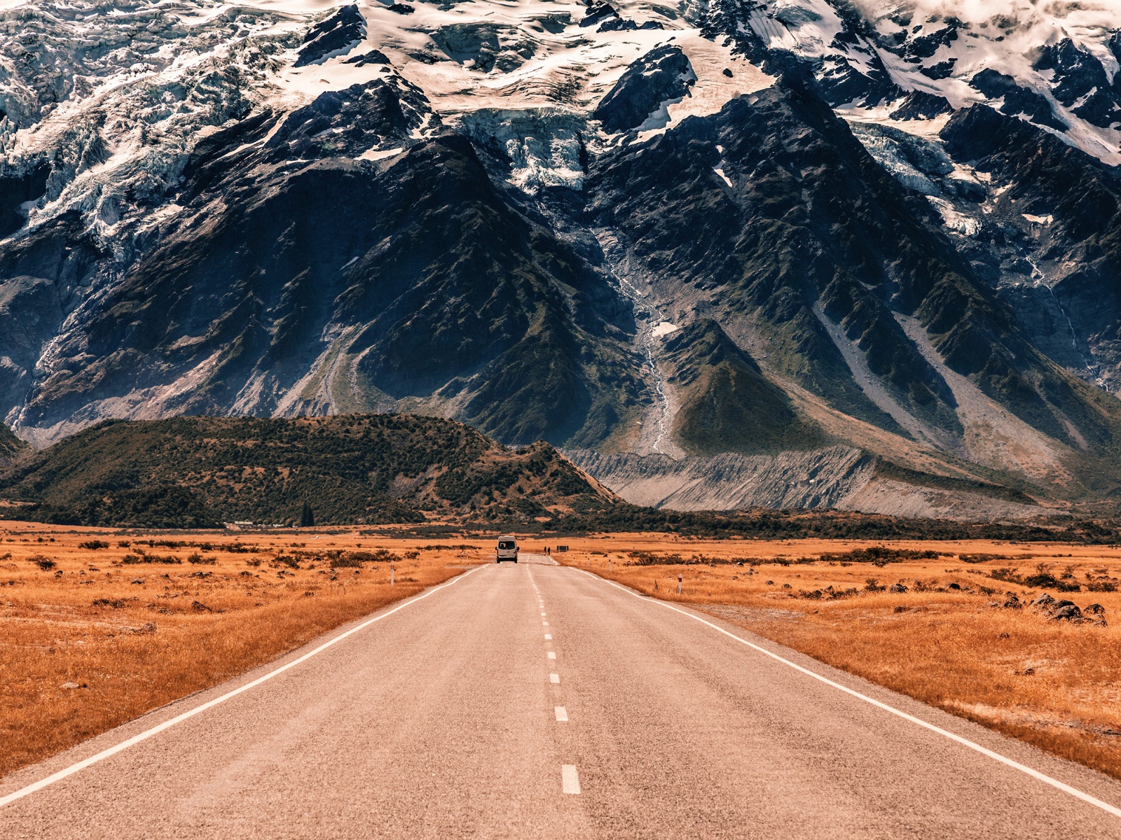 Дорога на фоне гор 