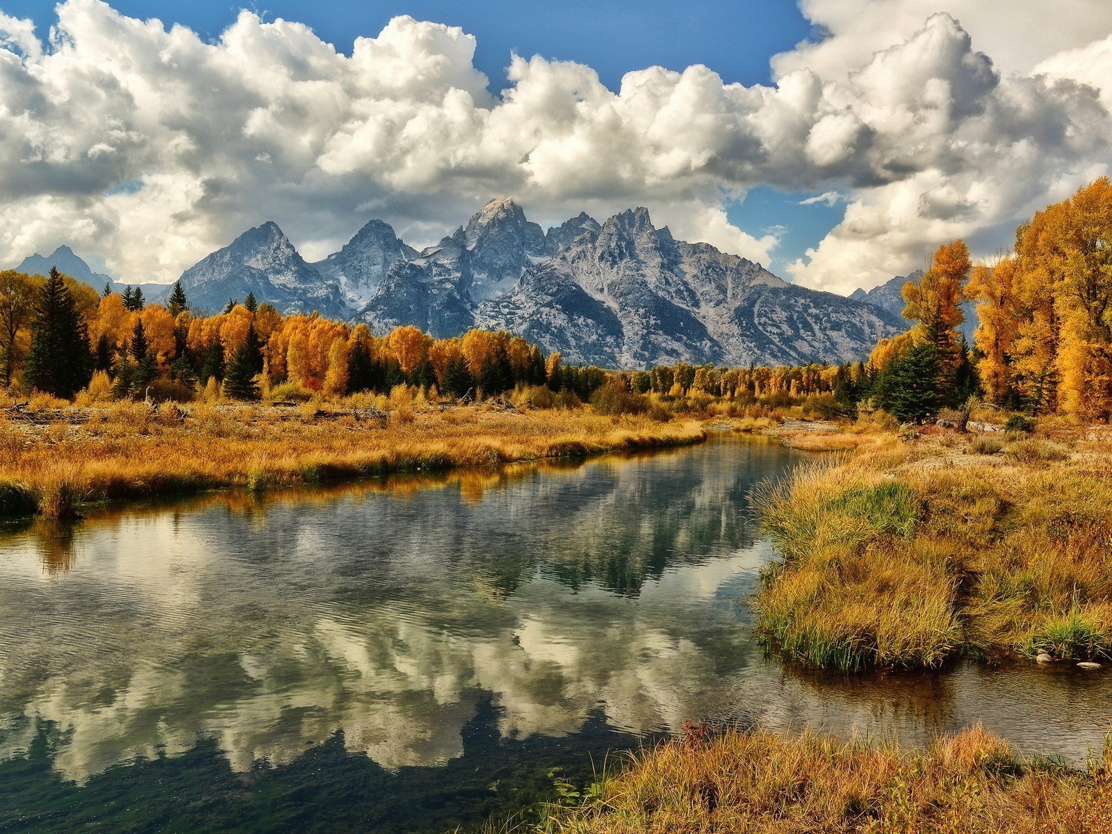 Белые облака над горами 