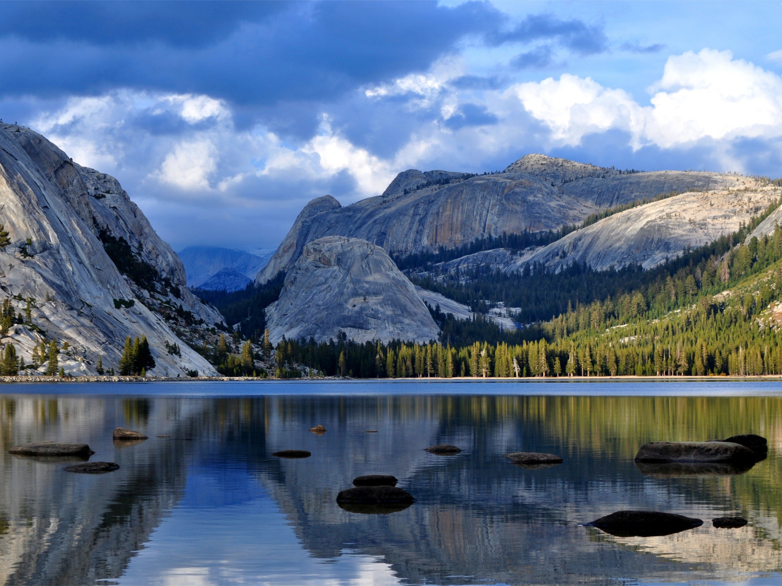 Озеро у гранитной скалы  Хаф-Доум, Калифорния