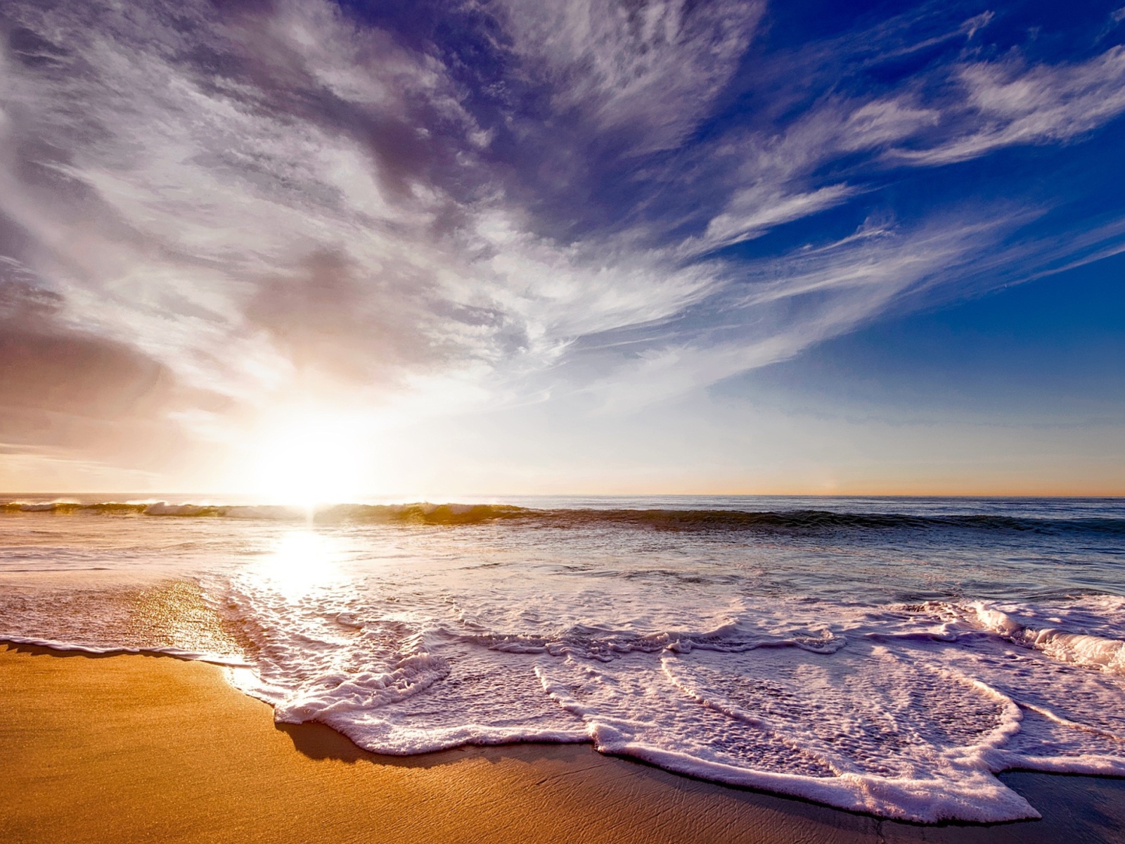 Красивые  облака над белыми морскими волнами