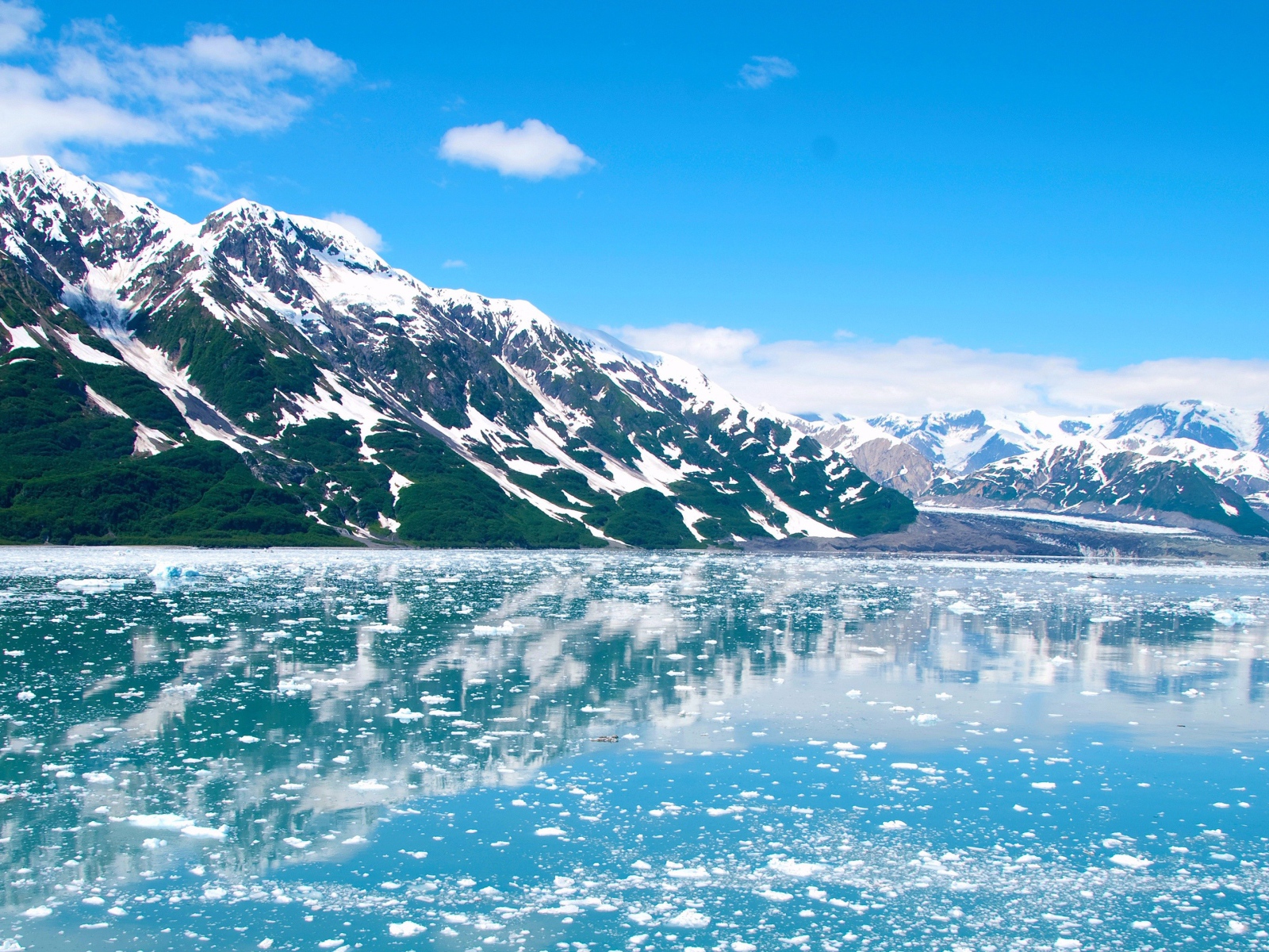 Заснеженные горы на берегу Балтийского моря 