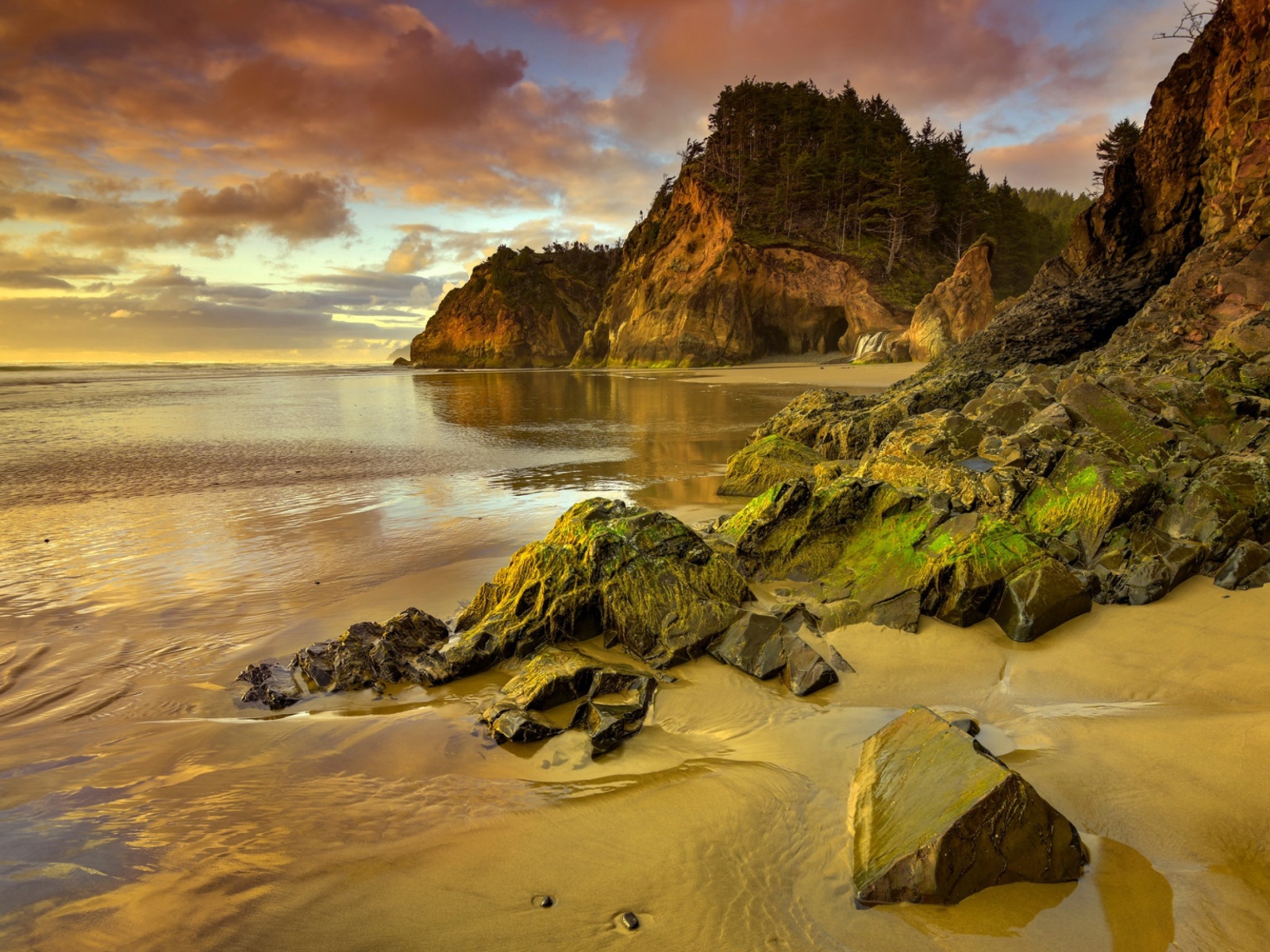 Каменные скалы на берегу моря на закате