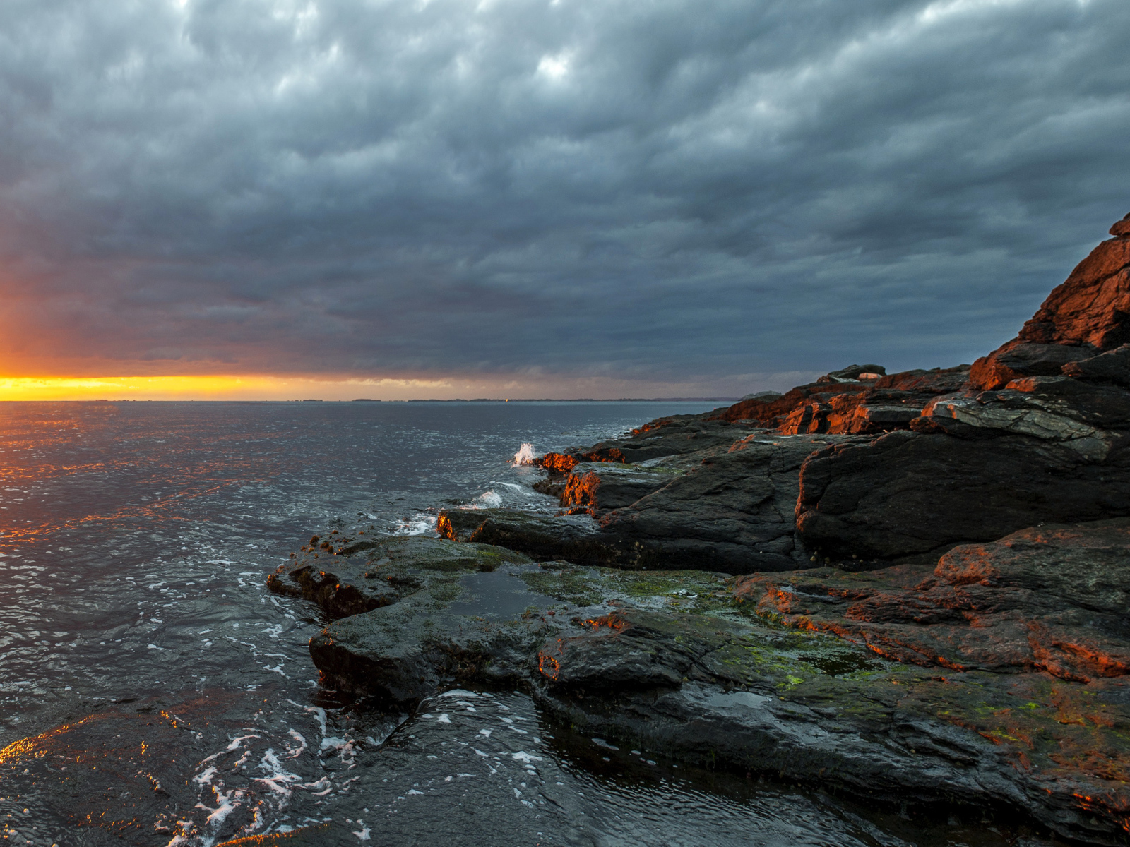 Каменное побережье в Норвегии на закате 