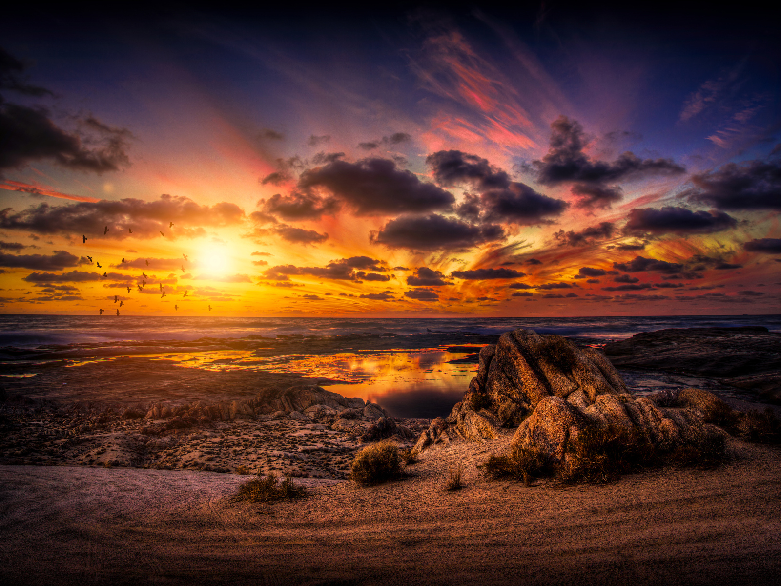 Закат солнца в облачном небе над высохшим озером