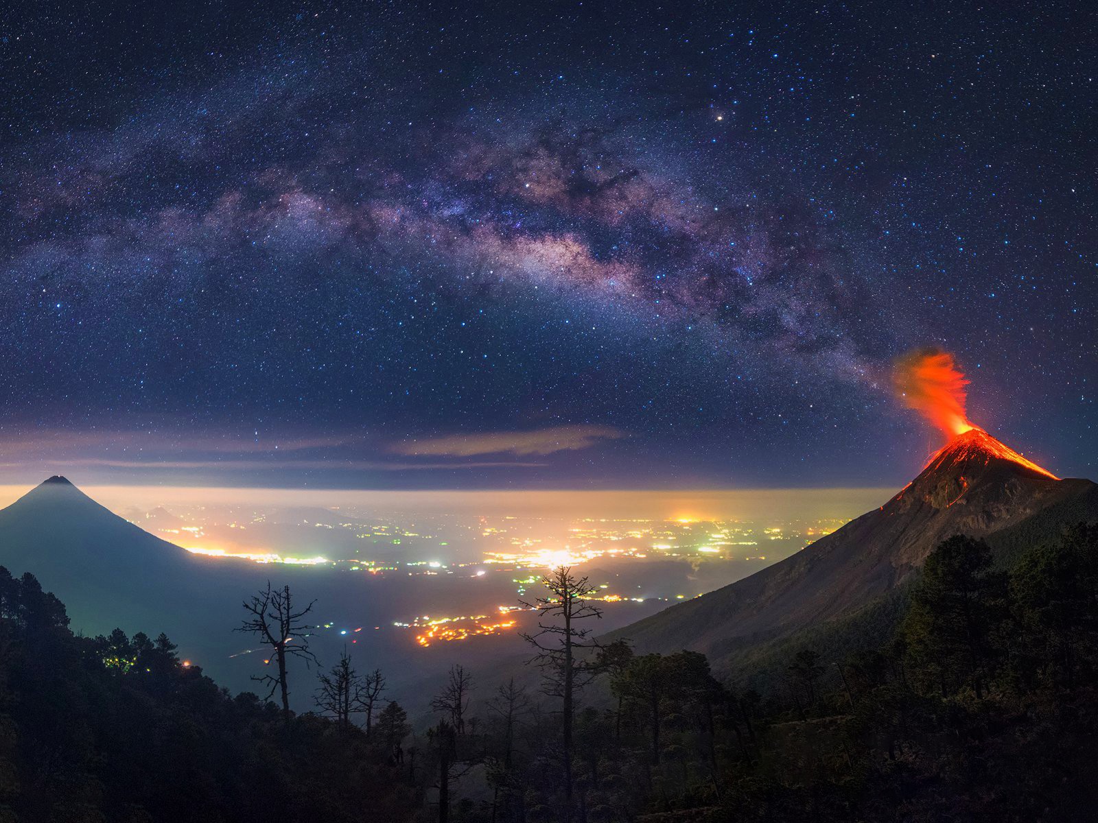 Извержение вулкана в Гватемале на фоне млечного пути 