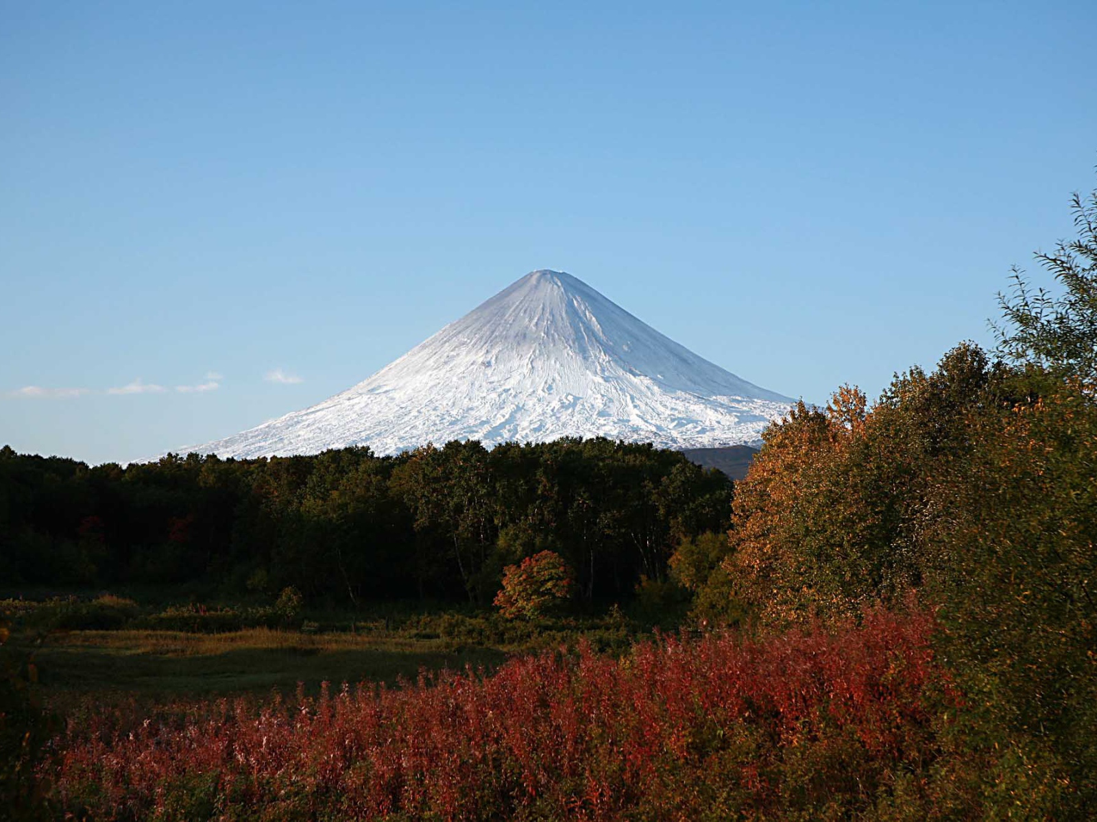 Вид на заснеженную вершину вулкана Ключевская сопка 