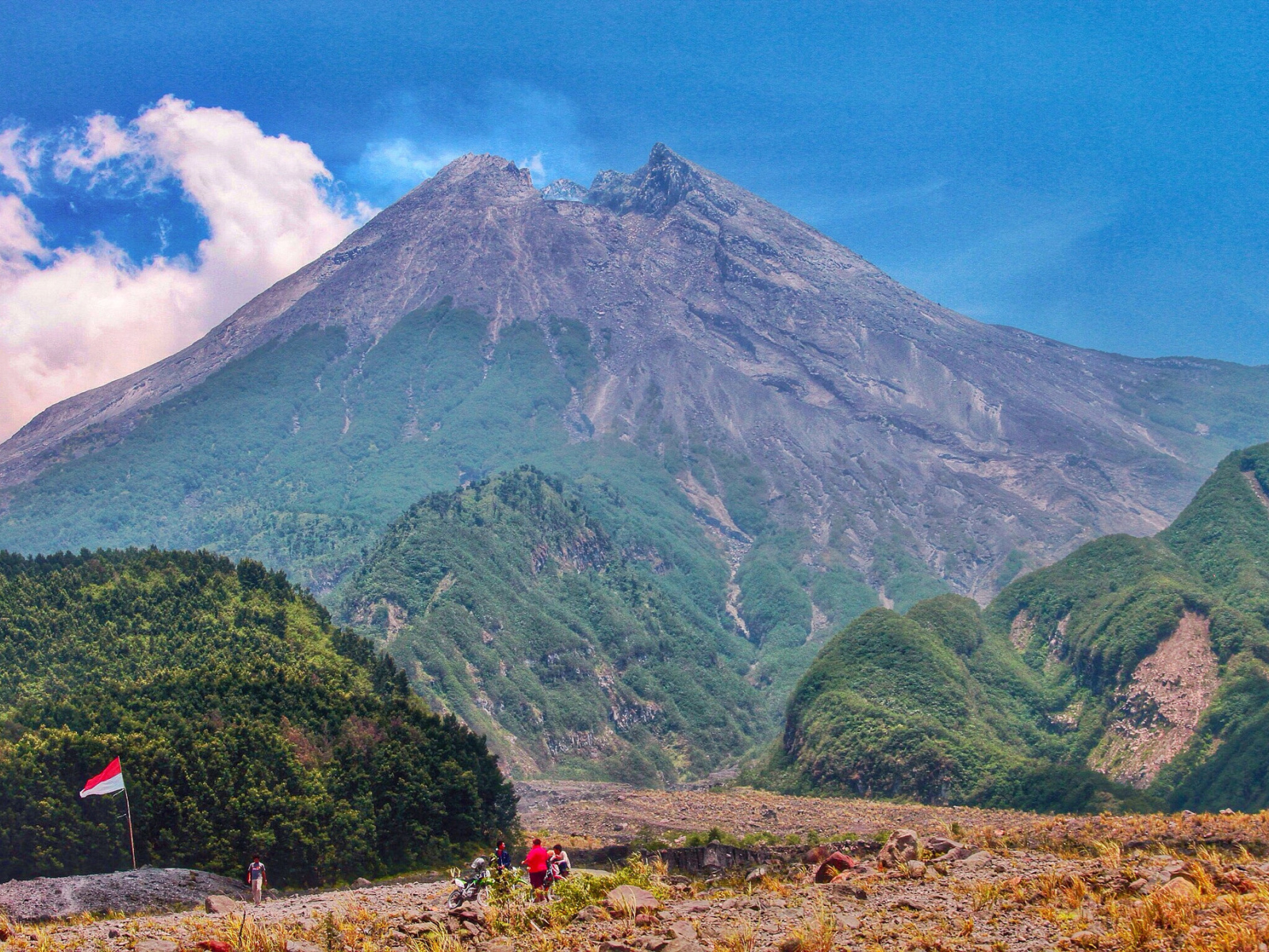 Вид на вулкан Мерапи,  Индонезия 
