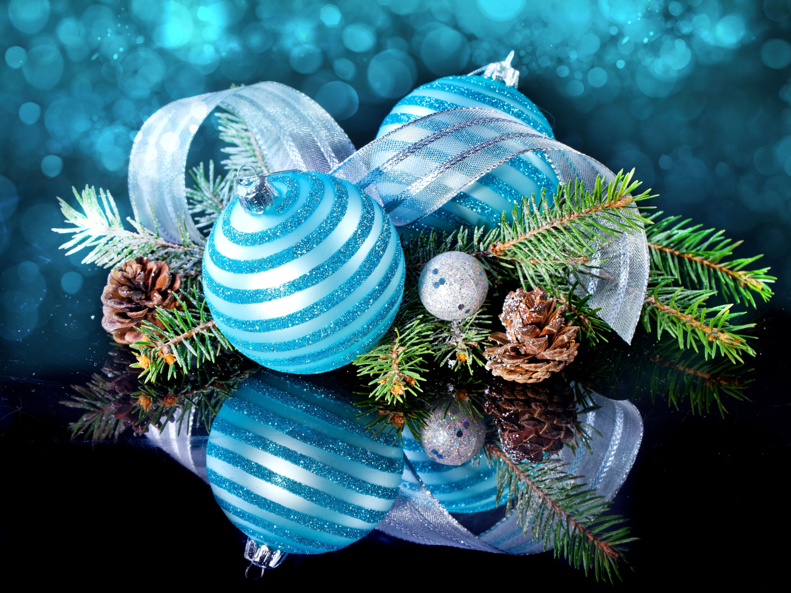 Яркие голубые новогодние шары с лентой и еловой веткой