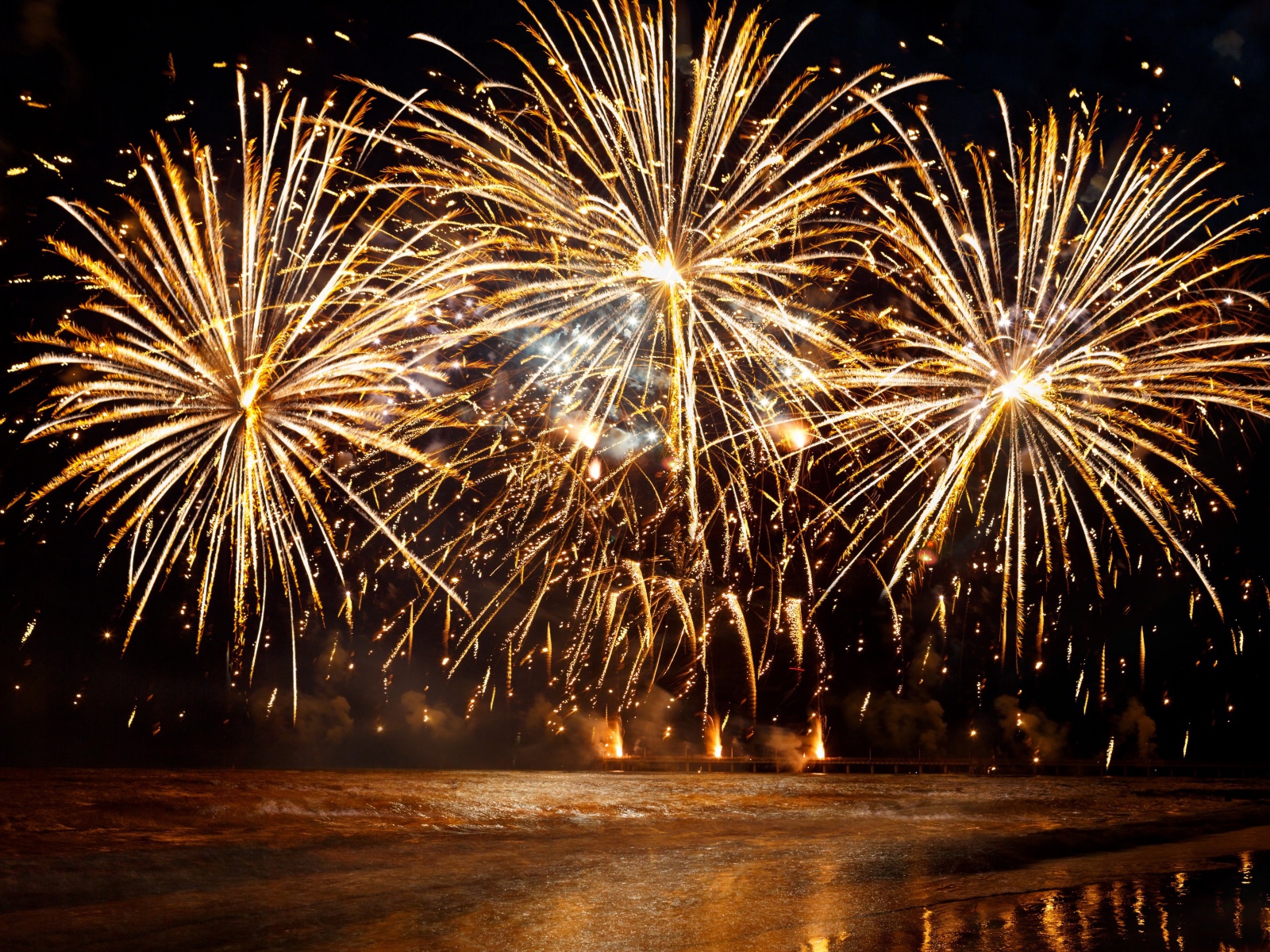 Яркие вспышки новогоднего салюта