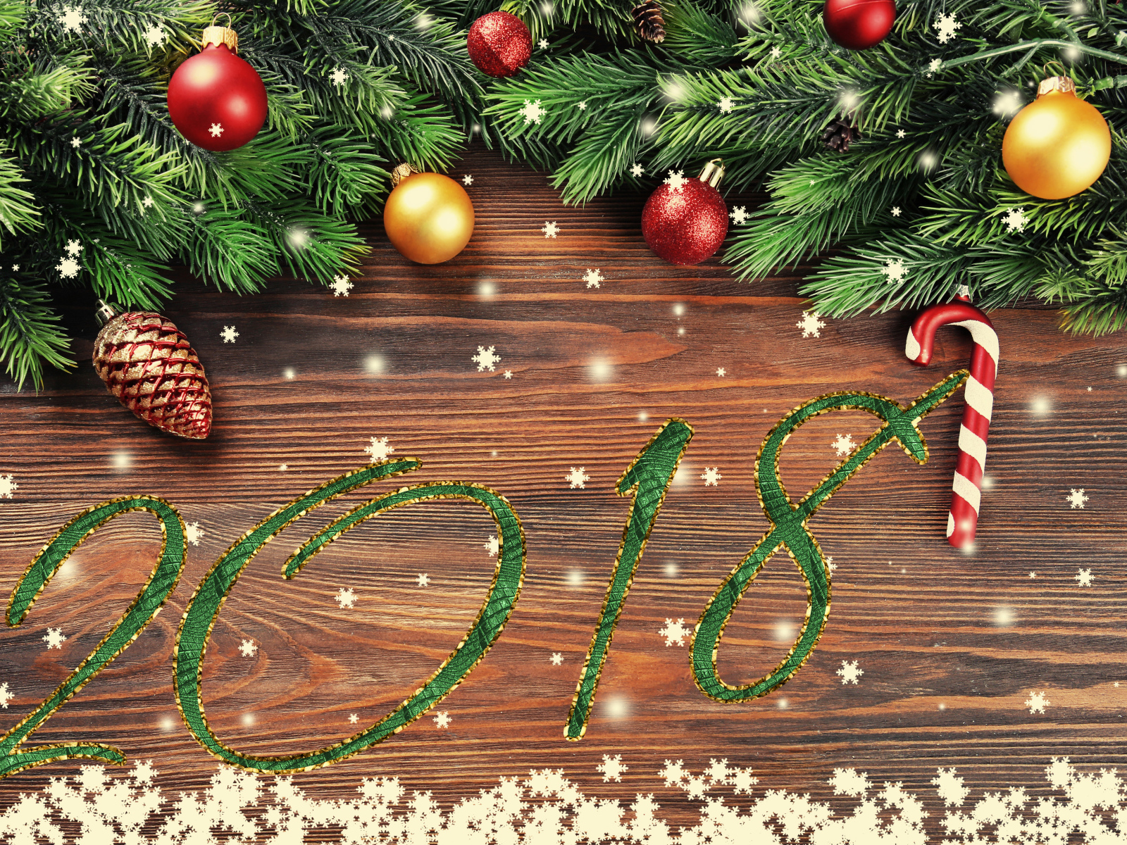 Цифры 2018 на фоне новогоднего декора