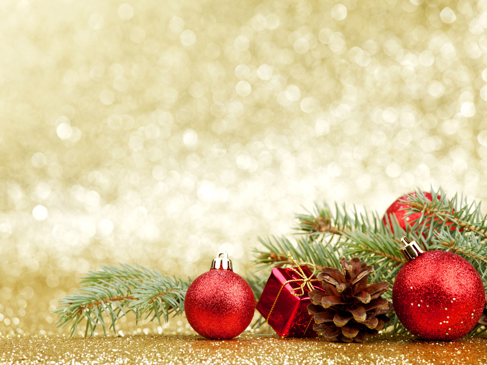 Еловая ветка, шишки и красные шарики, шаблон на поздравительной открытки