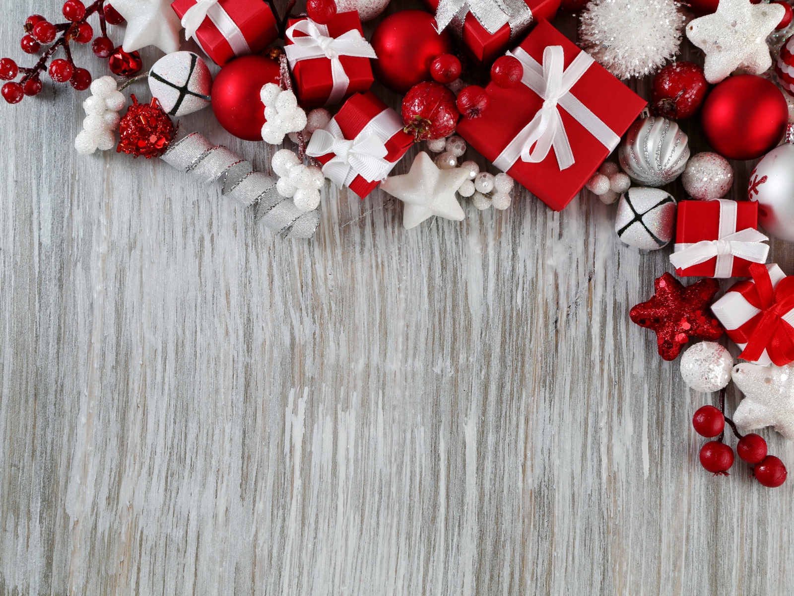 Праздничные украшения в красном цвете на сером фоне
