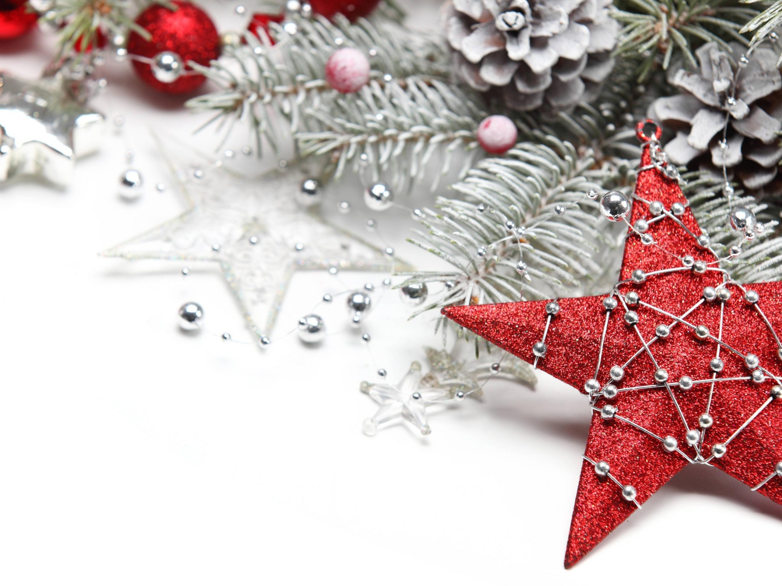 Красная новогодняя звезда в праздничном декоре