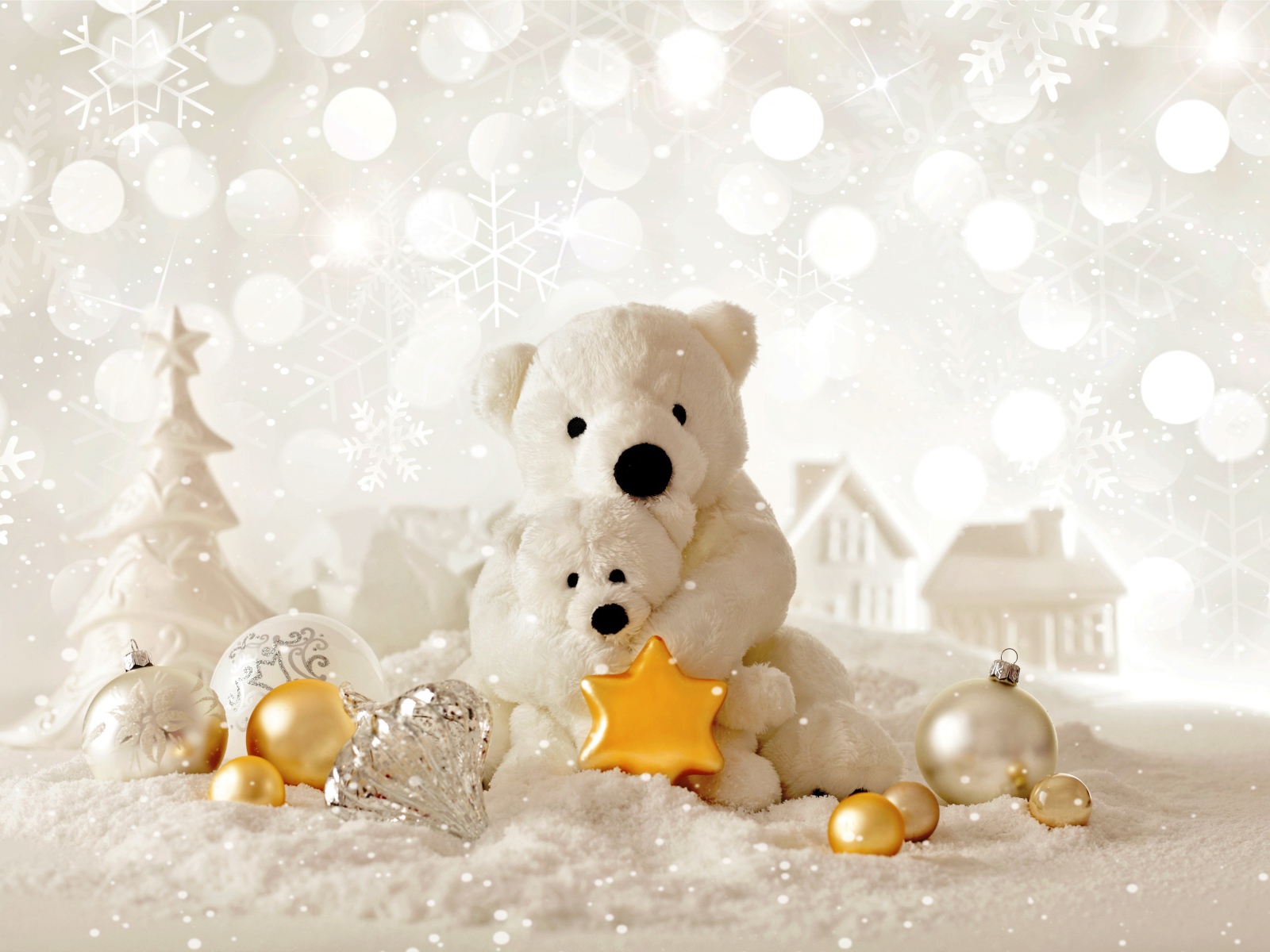 Две белых игрушечных медведя и елочные украшения на Новый год 2018