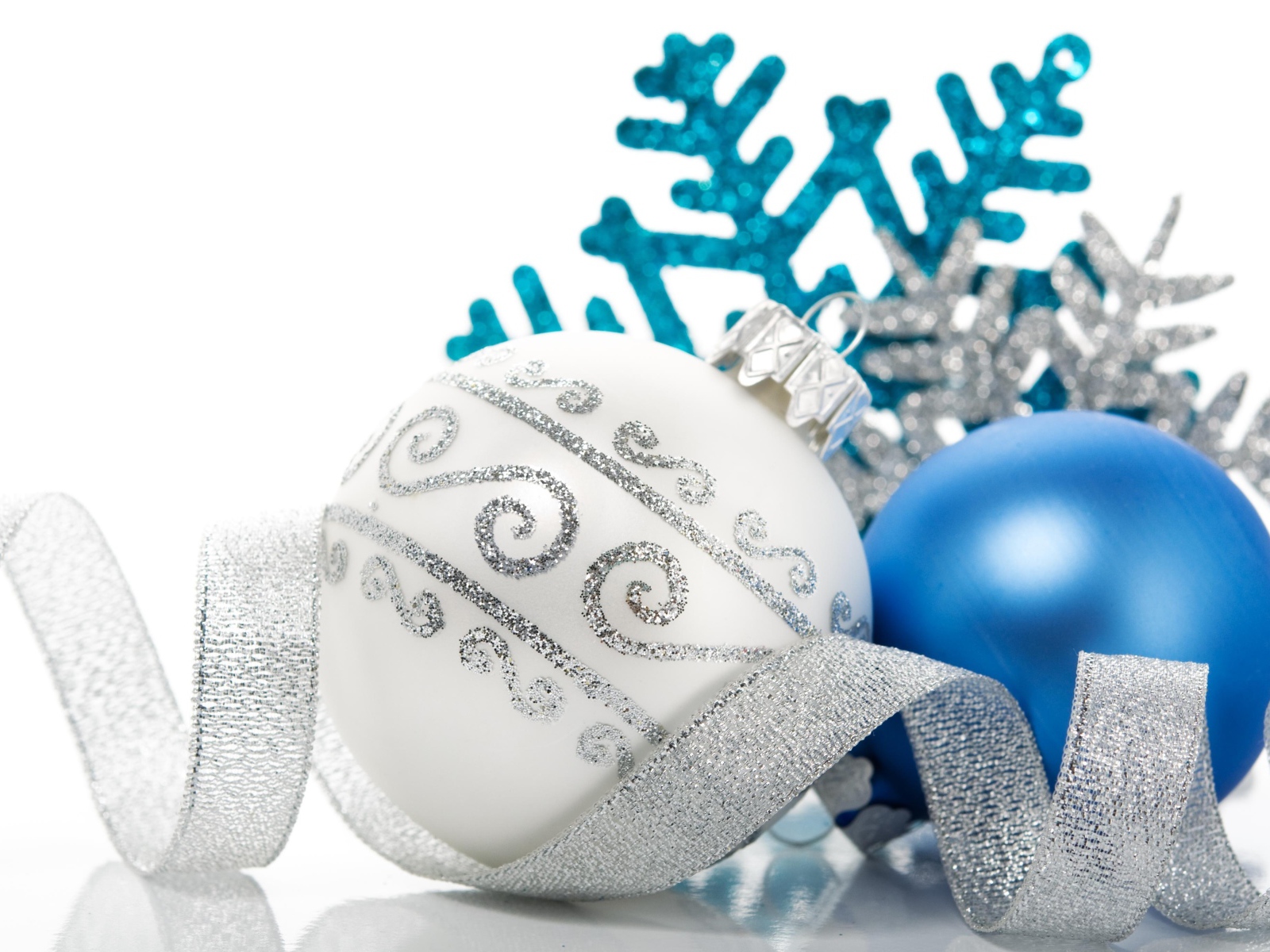 Белый и голубой елочные шары с яркой лентой на белом фоне