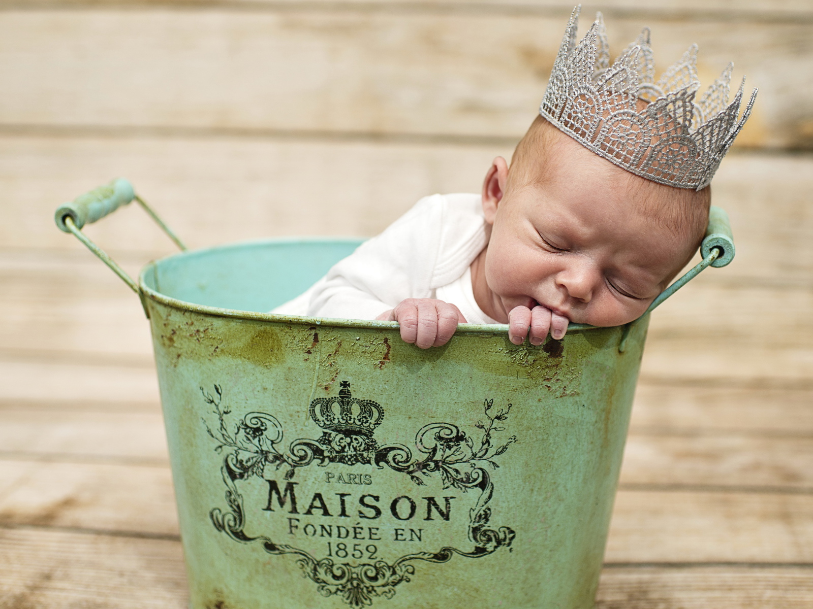 Спящий грудной ребенок с короной на голове