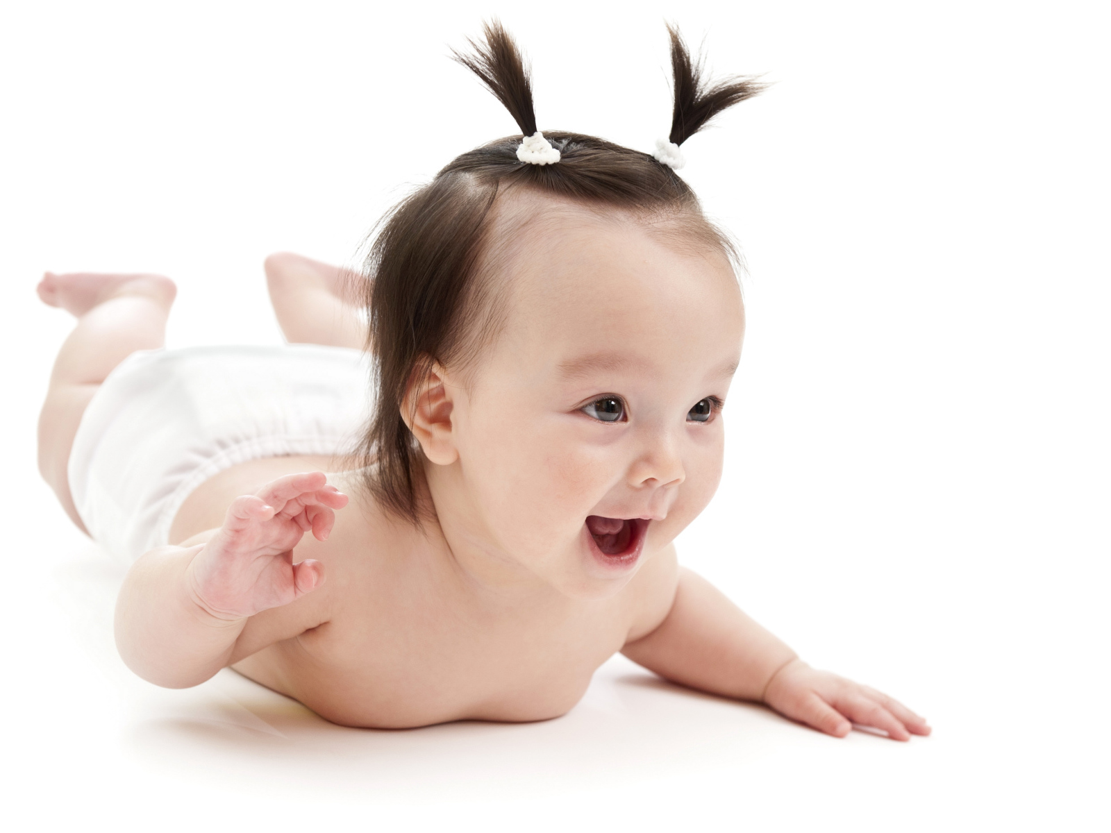 Девочка младенец с хвостиками на голове