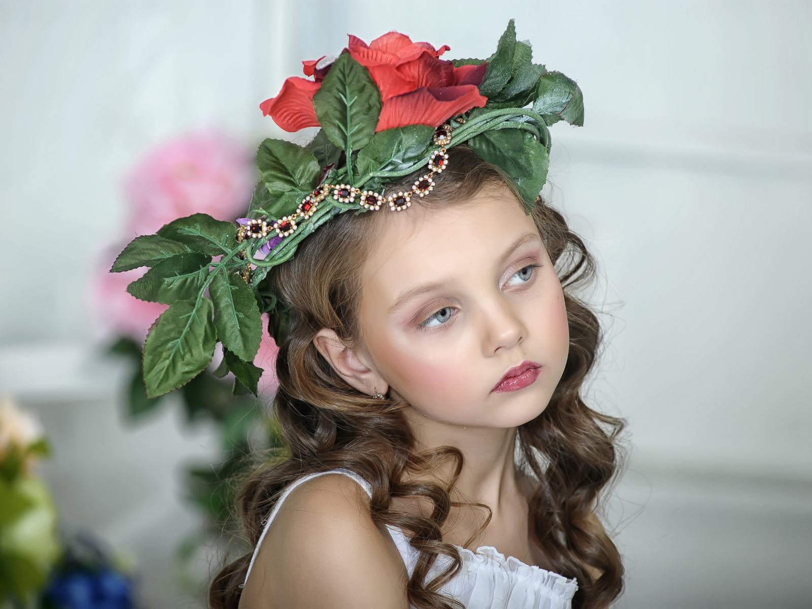 Красивая маленькая девочка с украшениями на голове