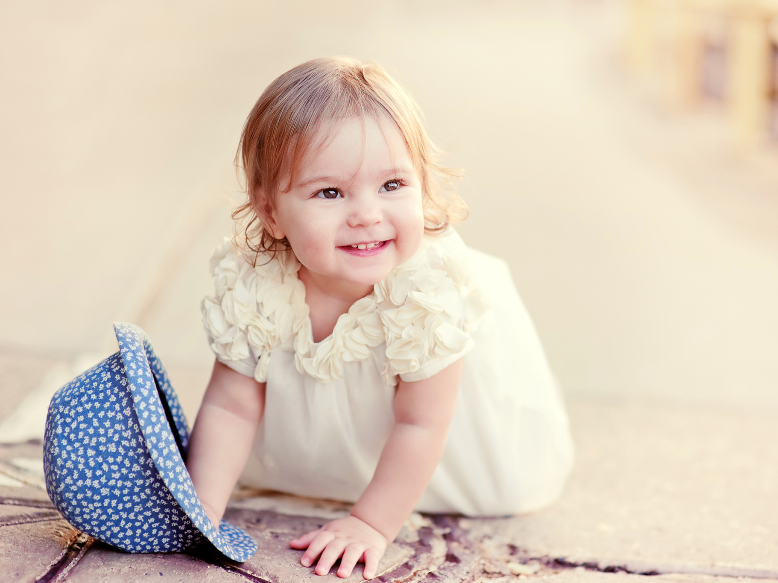 Милая улыбающаяся девочка в белом платье