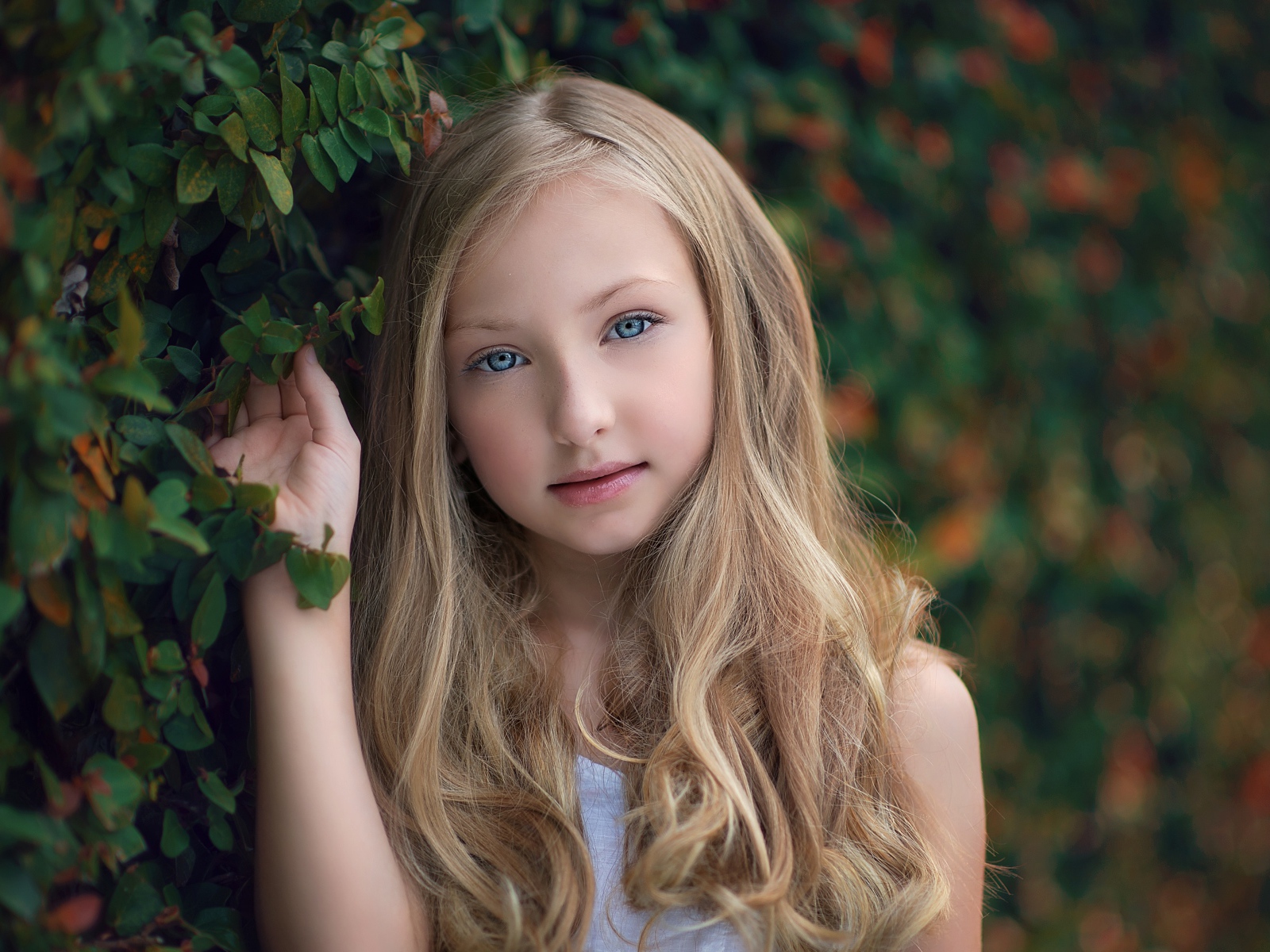 Выразительный взгляд маленькой девочки с длинными волосами