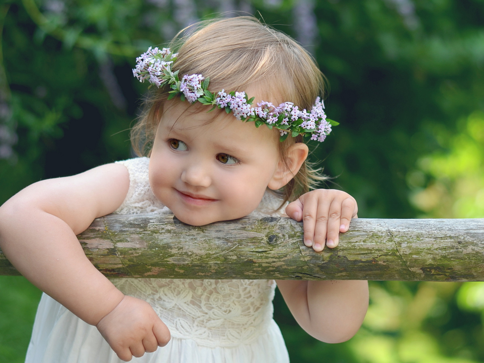 Маленькая кареглазая девочка с венком на голове