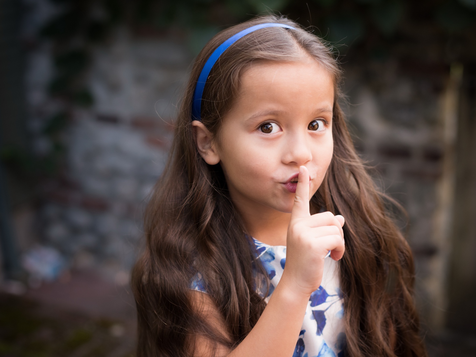 Маленькая кареглазая девочка с длинными волосами