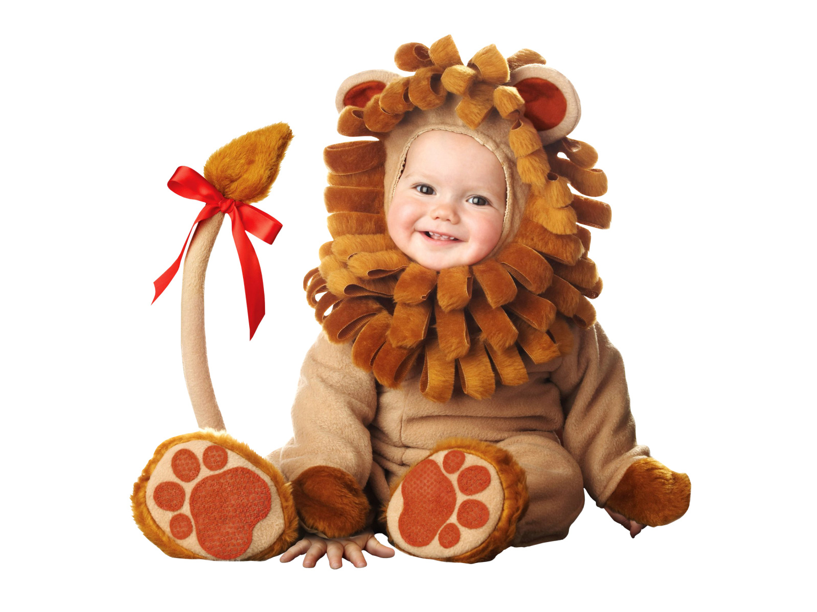 Маленький милый ребенок в костюме львенка на белом фоне