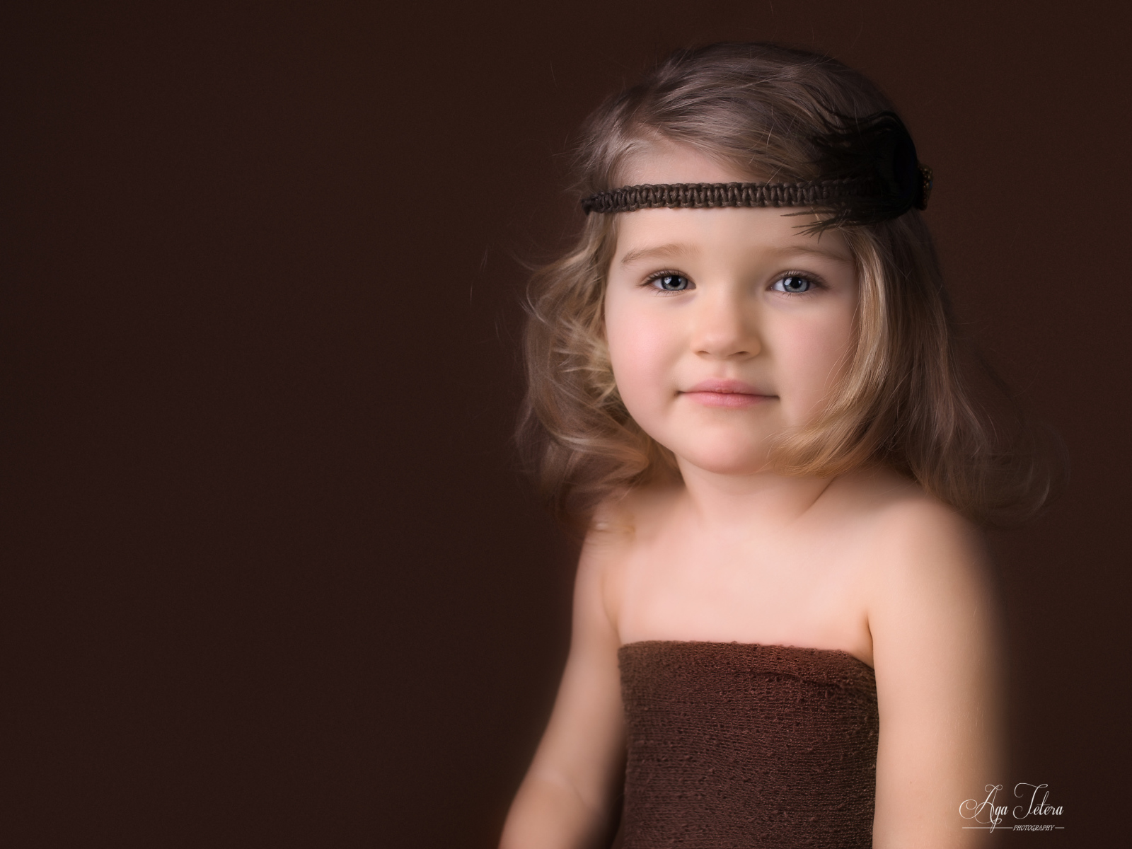 Маленькая милая девочка с повязкой на голове