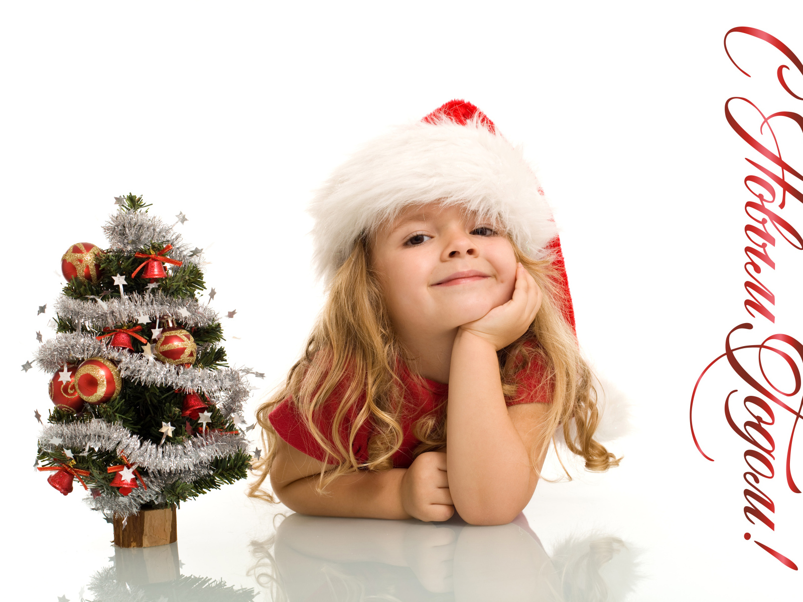 Маленькая девочка в новогоднем костюме на белом фоне