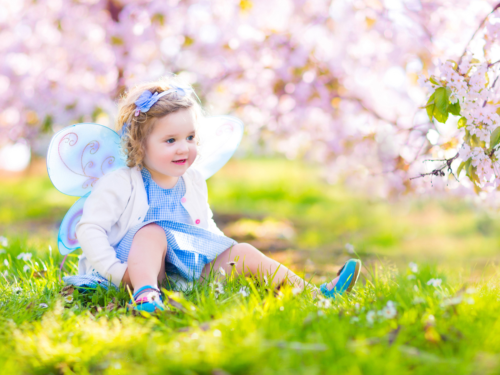 Маленькая улыбающаяся девочка в костюме феи 