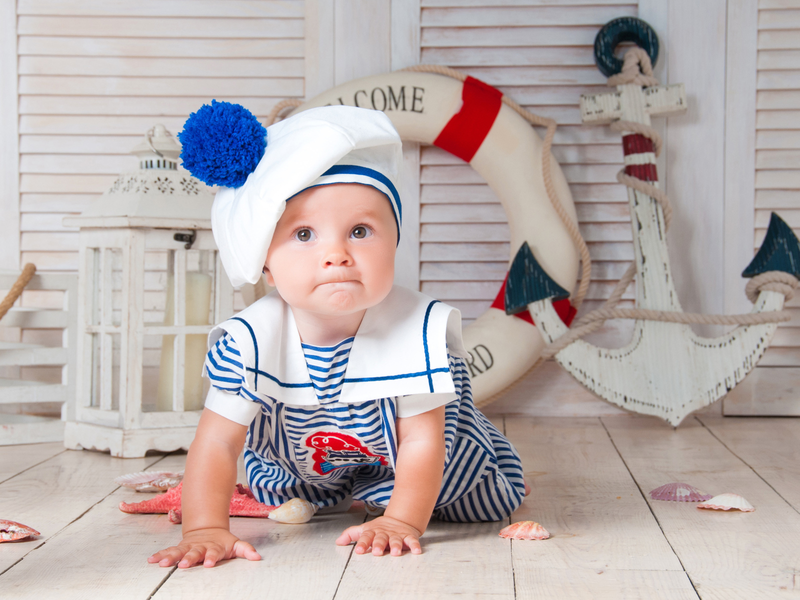 Милый младенец в униформе стилизованной под морячка