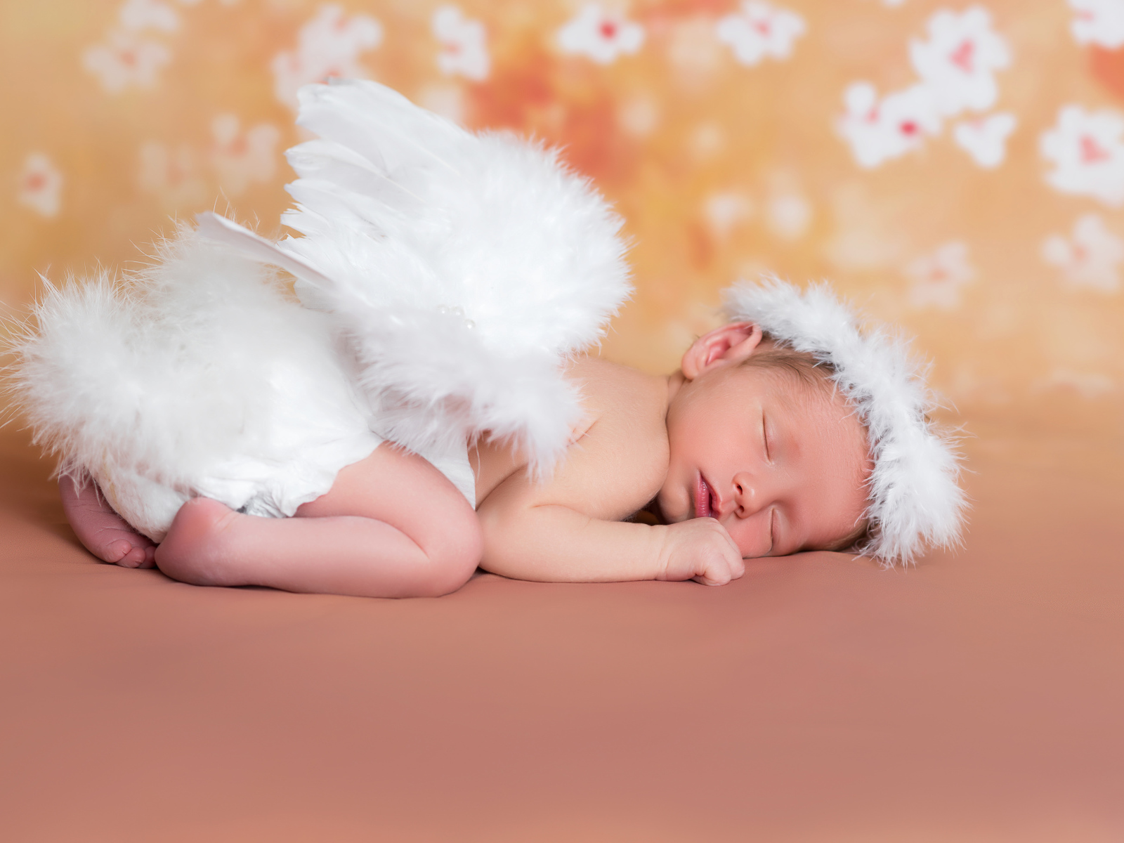 Милый спящий младенец в костюме ангела