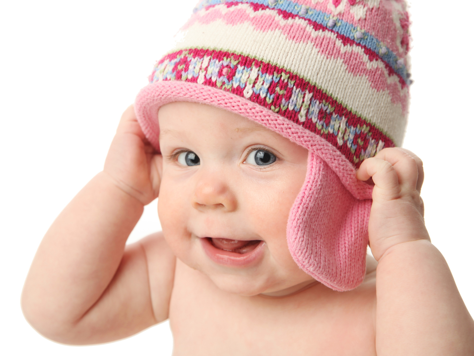 Улыбающийся ребенок в шапке на белом фоне